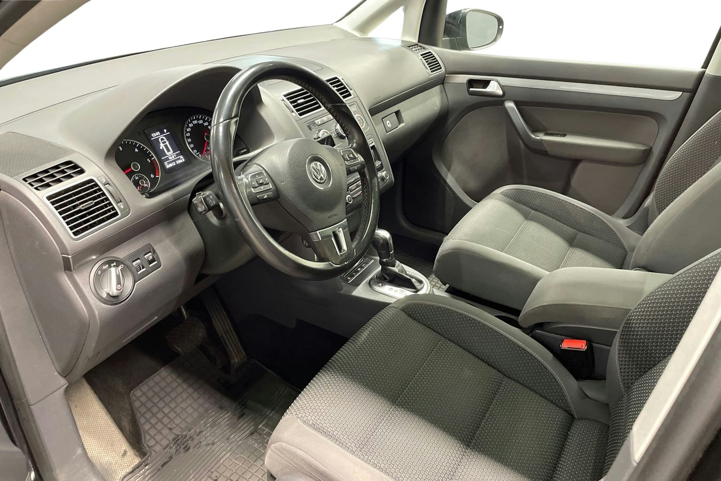 musta Volkswagen Touran 2013 kuva 7.