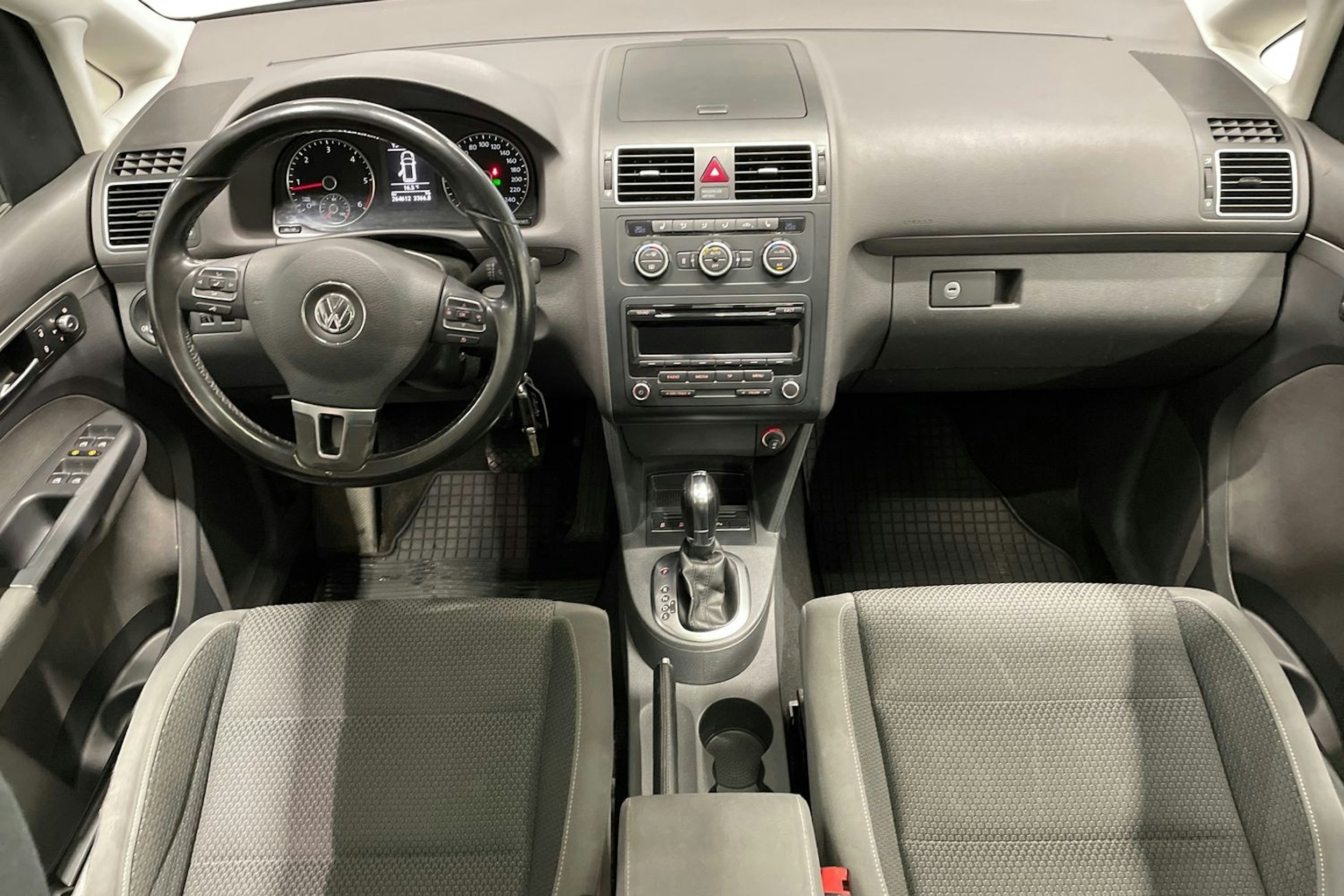 musta Volkswagen Touran 2013 kuva 9.