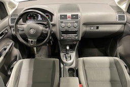 musta Volkswagen Touran 2013 kuva 9.