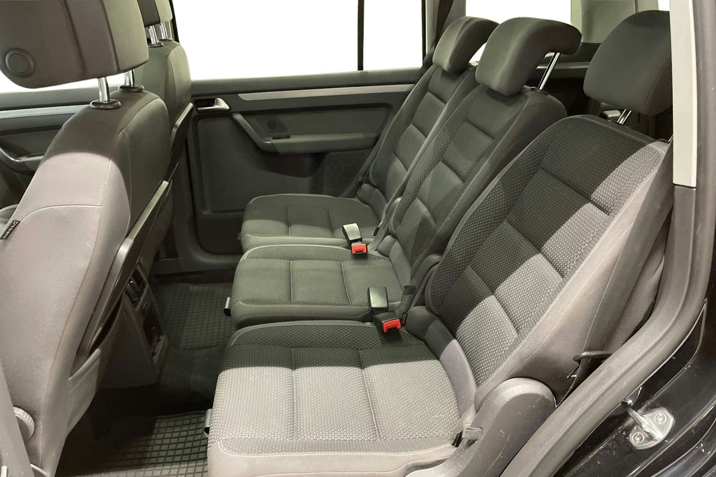 musta Volkswagen Touran 2013 kuva 10.