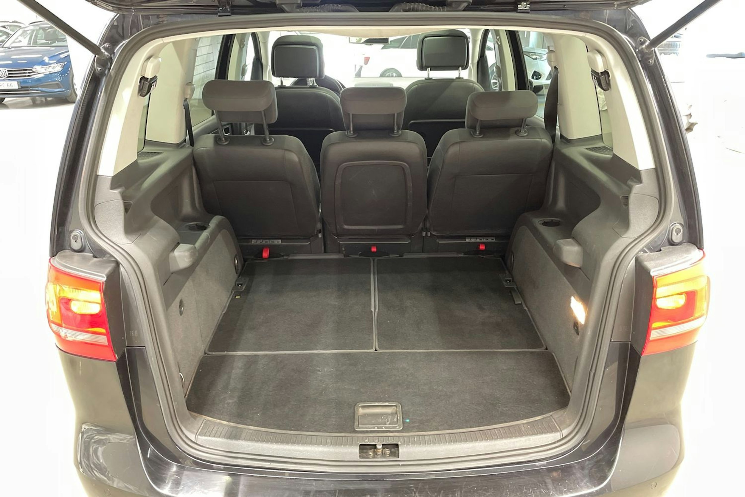 musta Volkswagen Touran 2013 kuva 15.