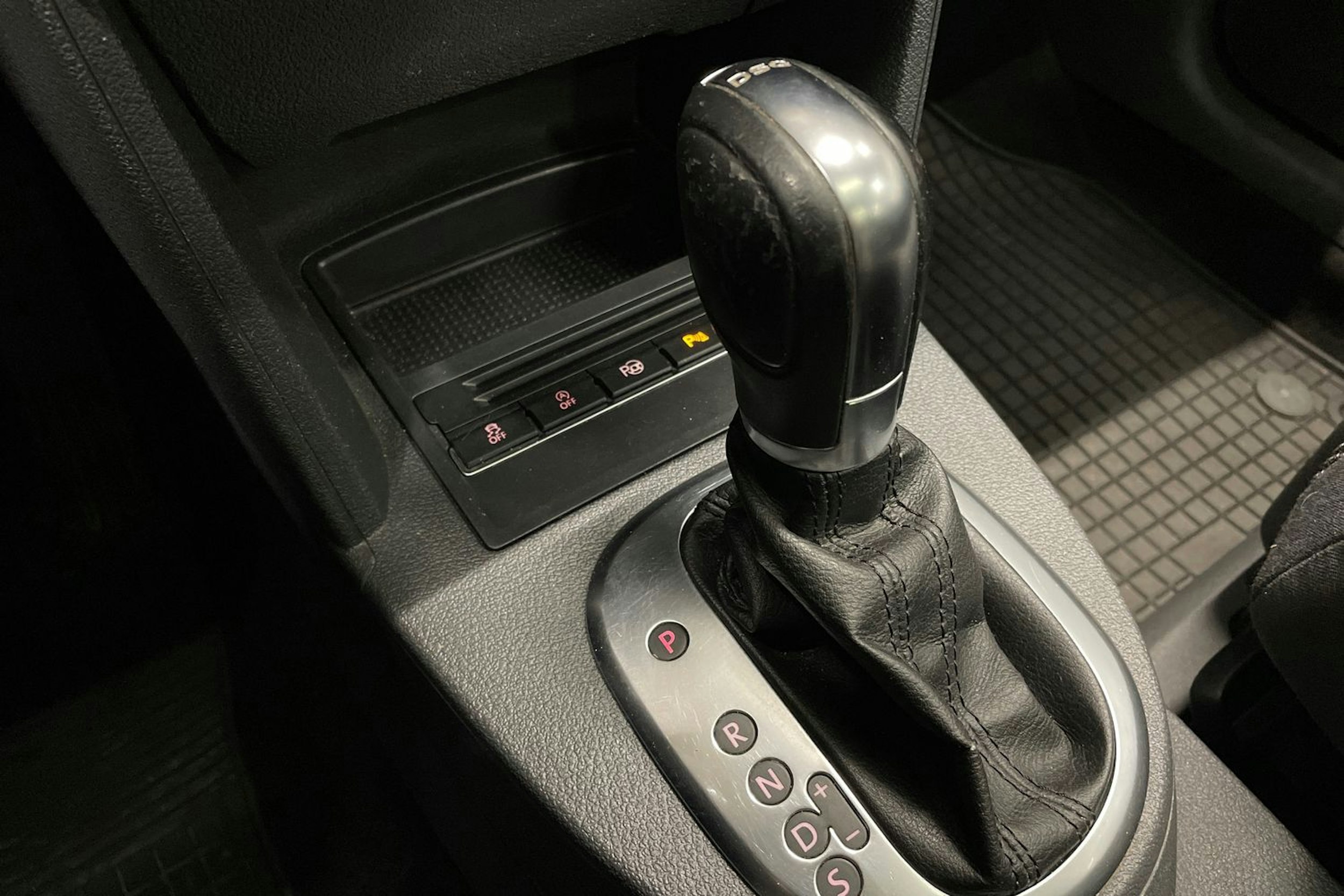 musta Volkswagen Touran 2013 kuva 19.