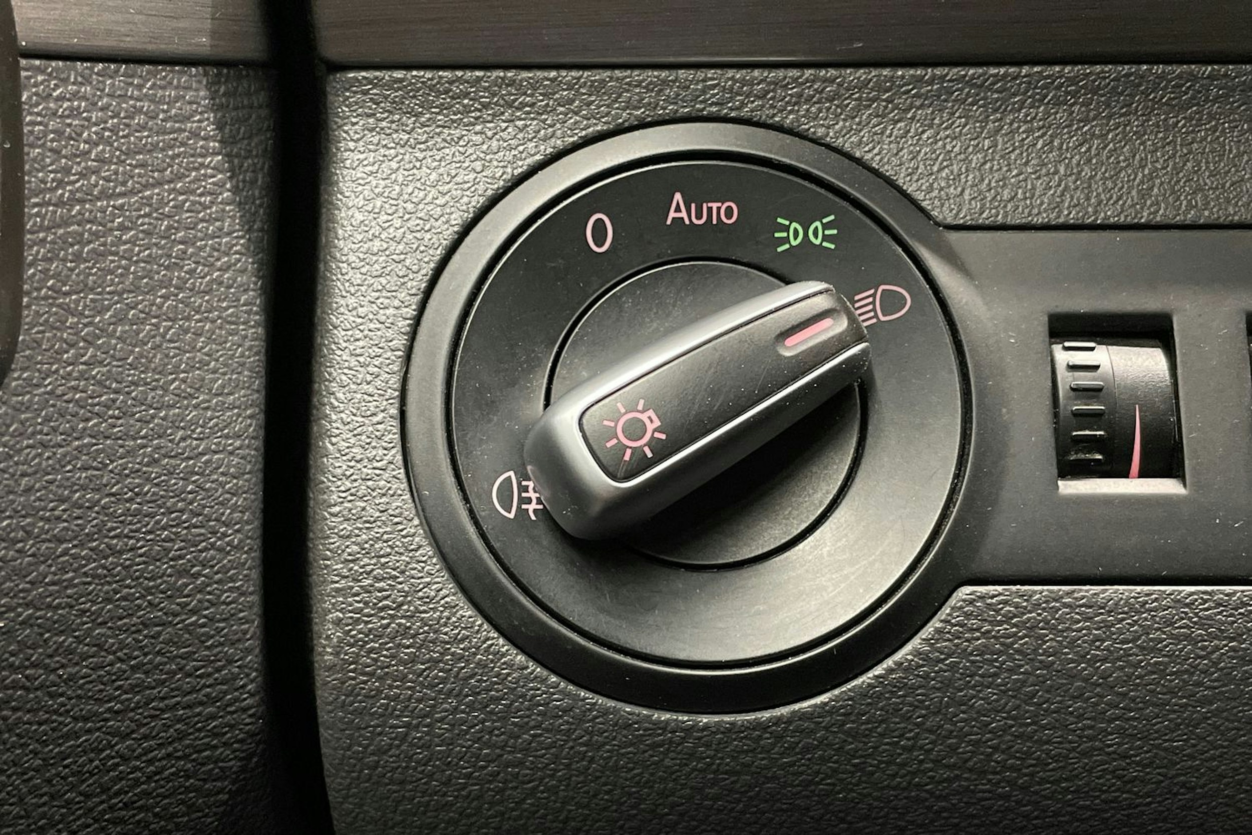 musta Volkswagen Touran 2013 kuva 21.