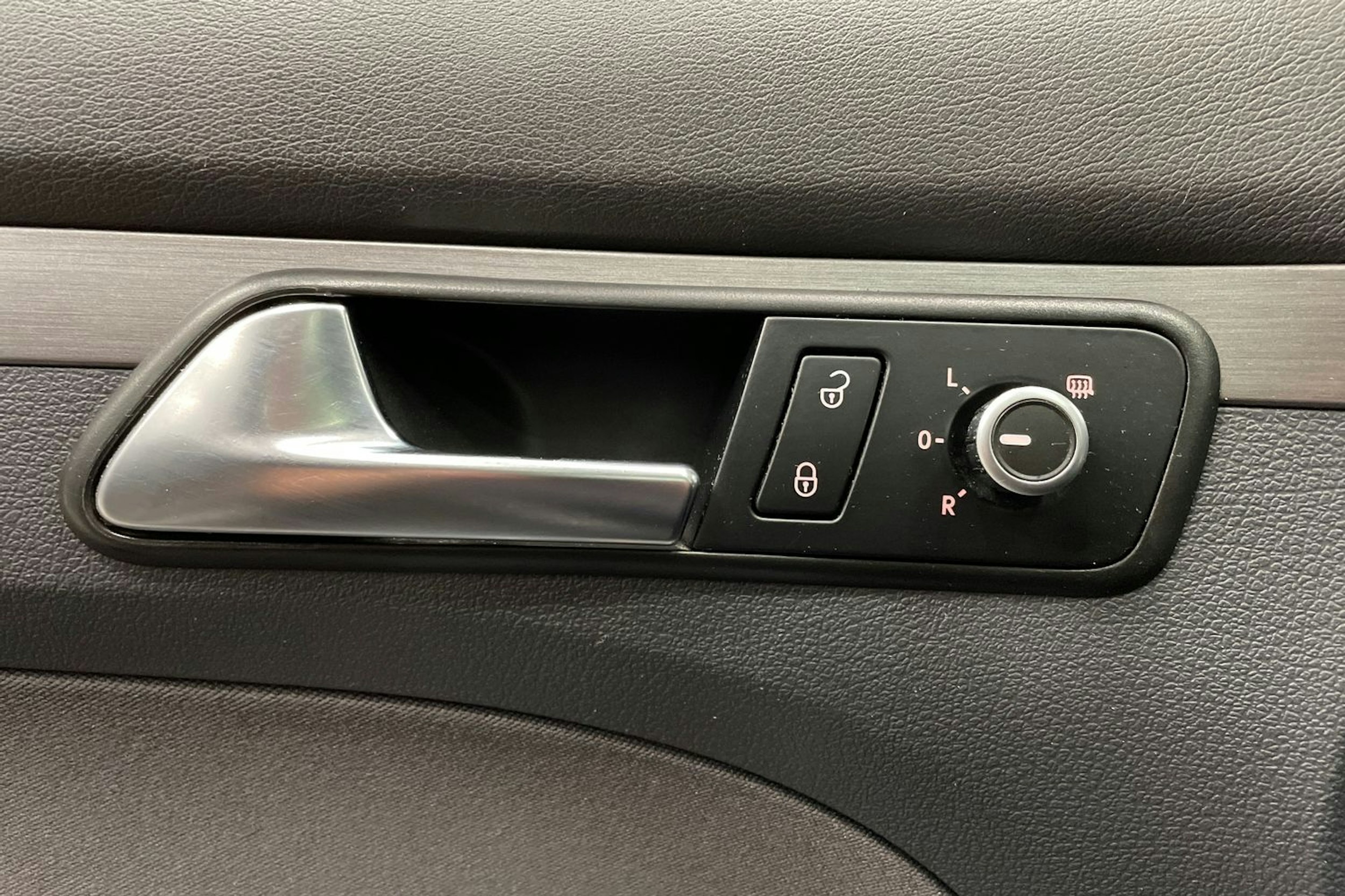 musta Volkswagen Touran 2013 kuva 22.