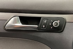 musta Volkswagen Touran 2013 kuva 22.