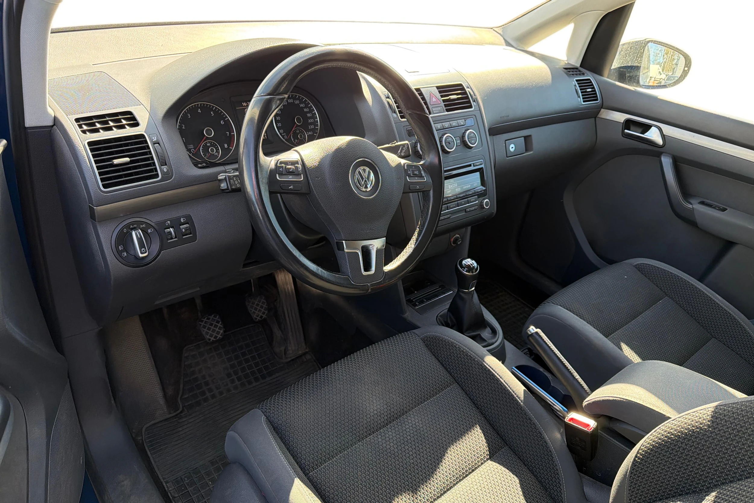 sininen Volkswagen Touran 2012 kuva 3.