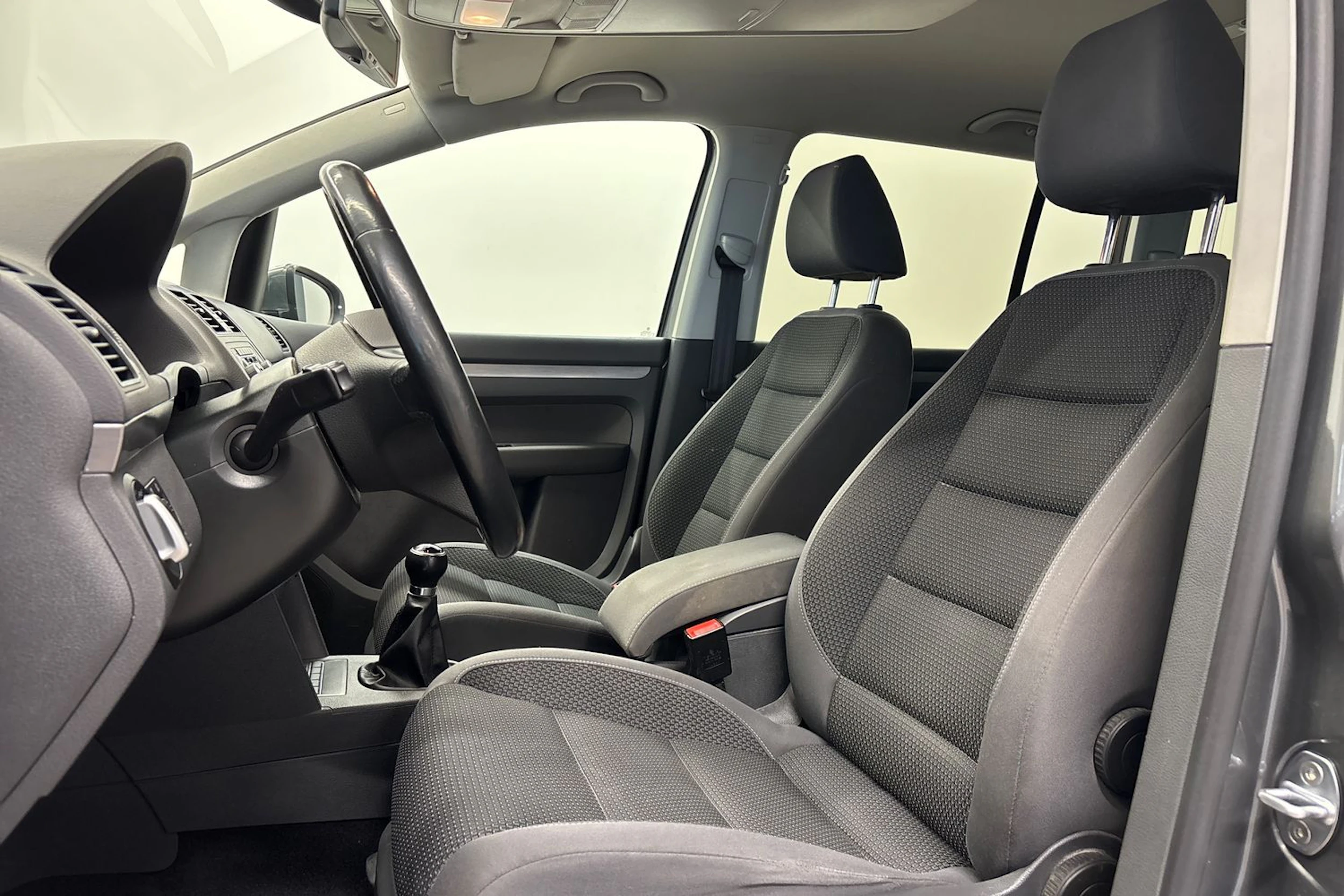 harmaa Volkswagen Touran 2012 kuva 15.