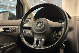 harmaa Volkswagen Touran 2012 kuva 16.