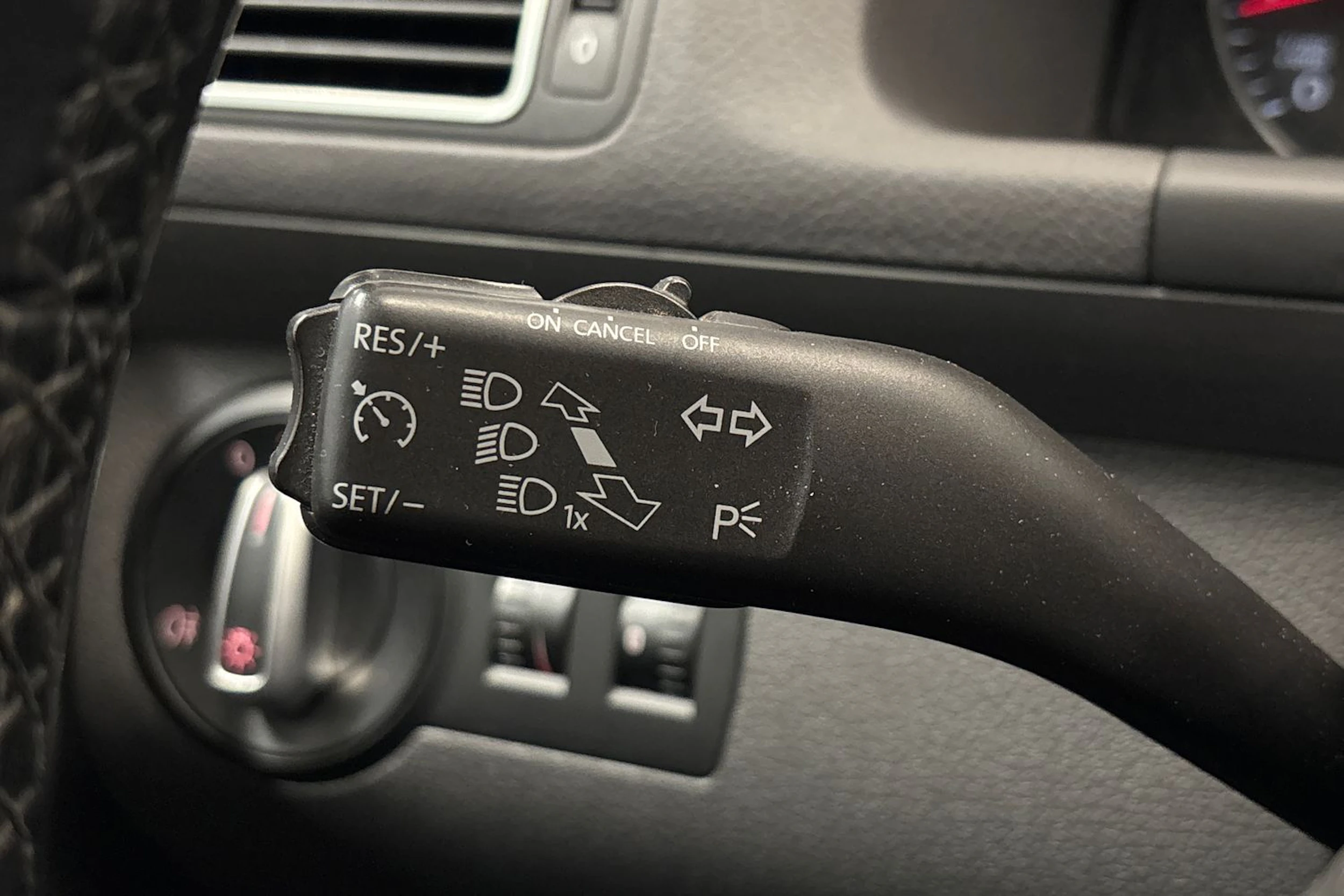 harmaa Volkswagen Touran 2012 kuva 17.