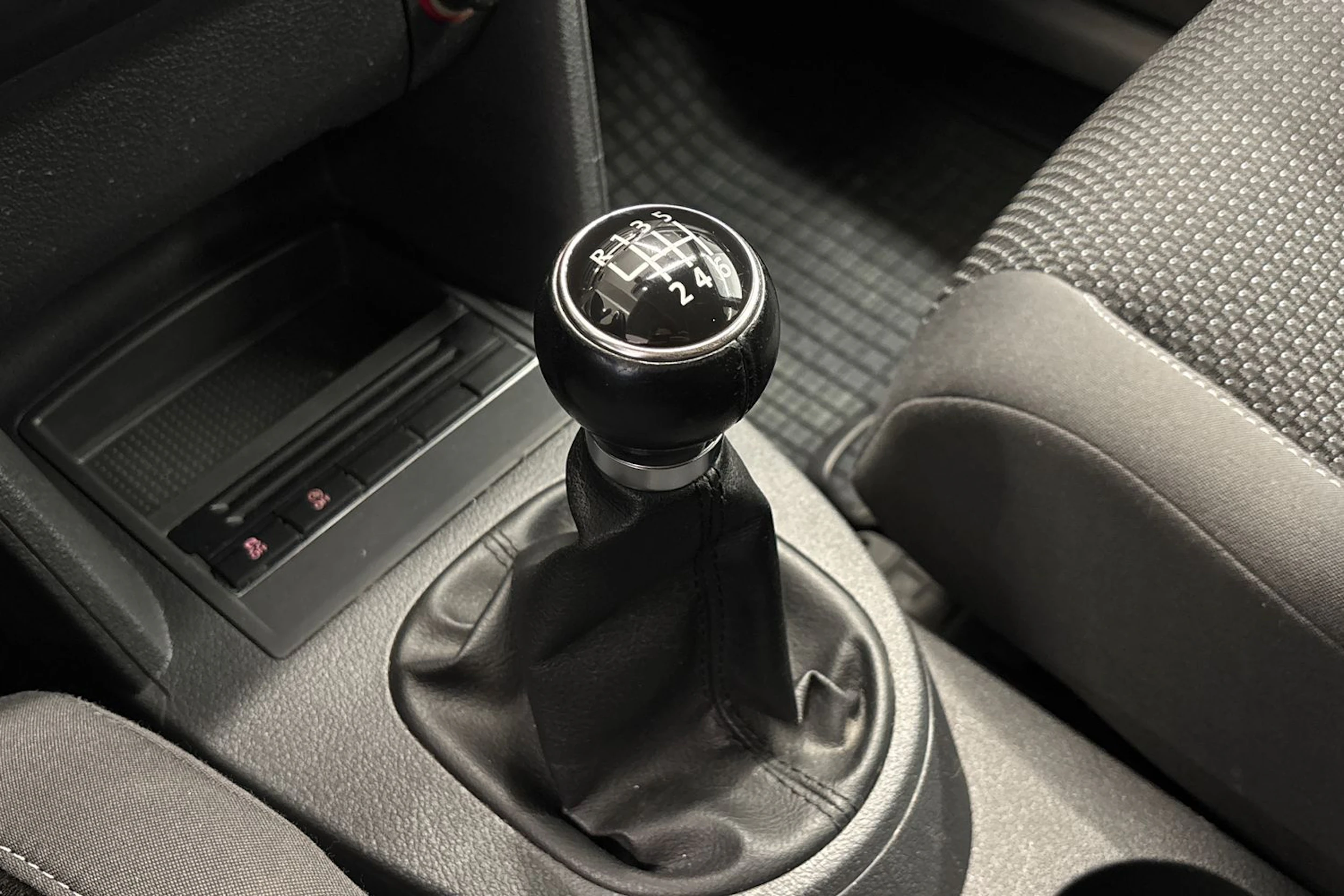 harmaa Volkswagen Touran 2012 kuva 20.