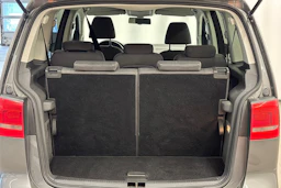 harmaa Volkswagen Touran 2012 kuva 21.