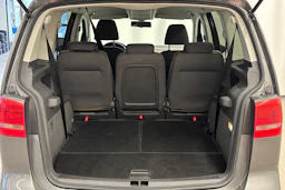 harmaa Volkswagen Touran 2012 kuva 22.