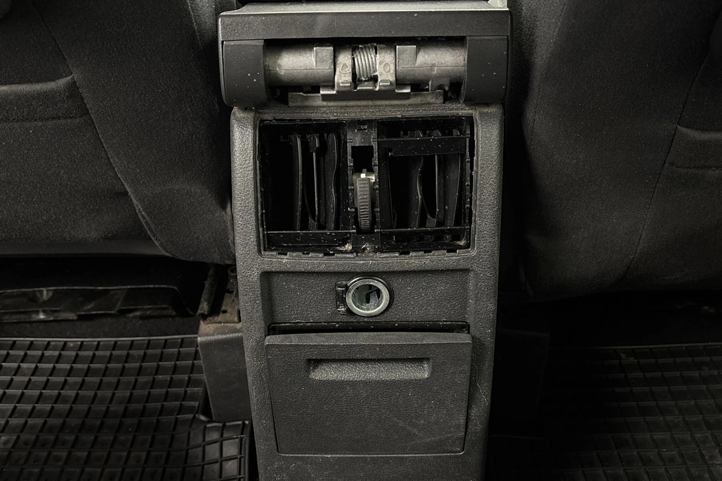 harmaa Volkswagen Touran 2012 kuva 26.