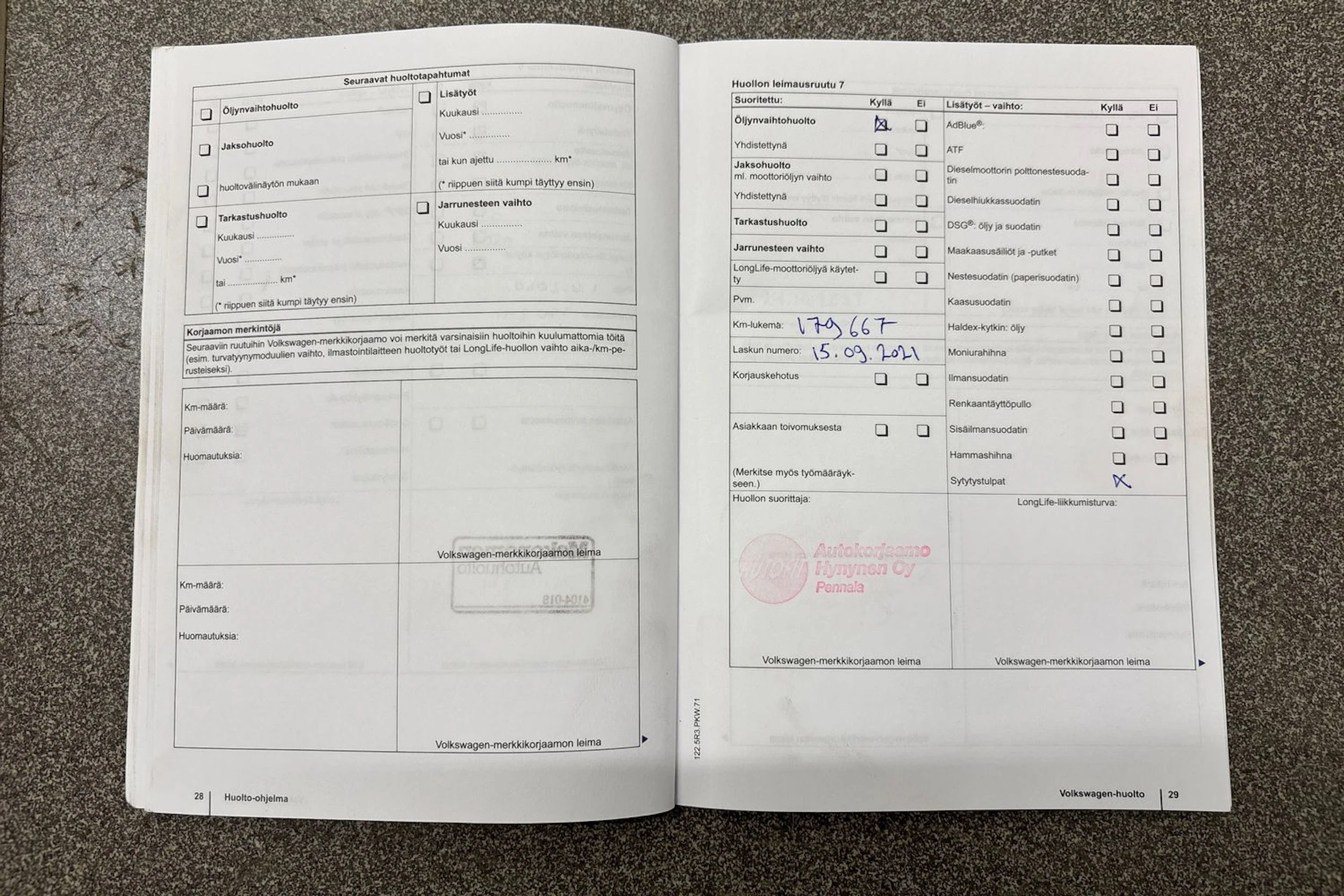 harmaa Volkswagen Touran 2012 kuva 37.
