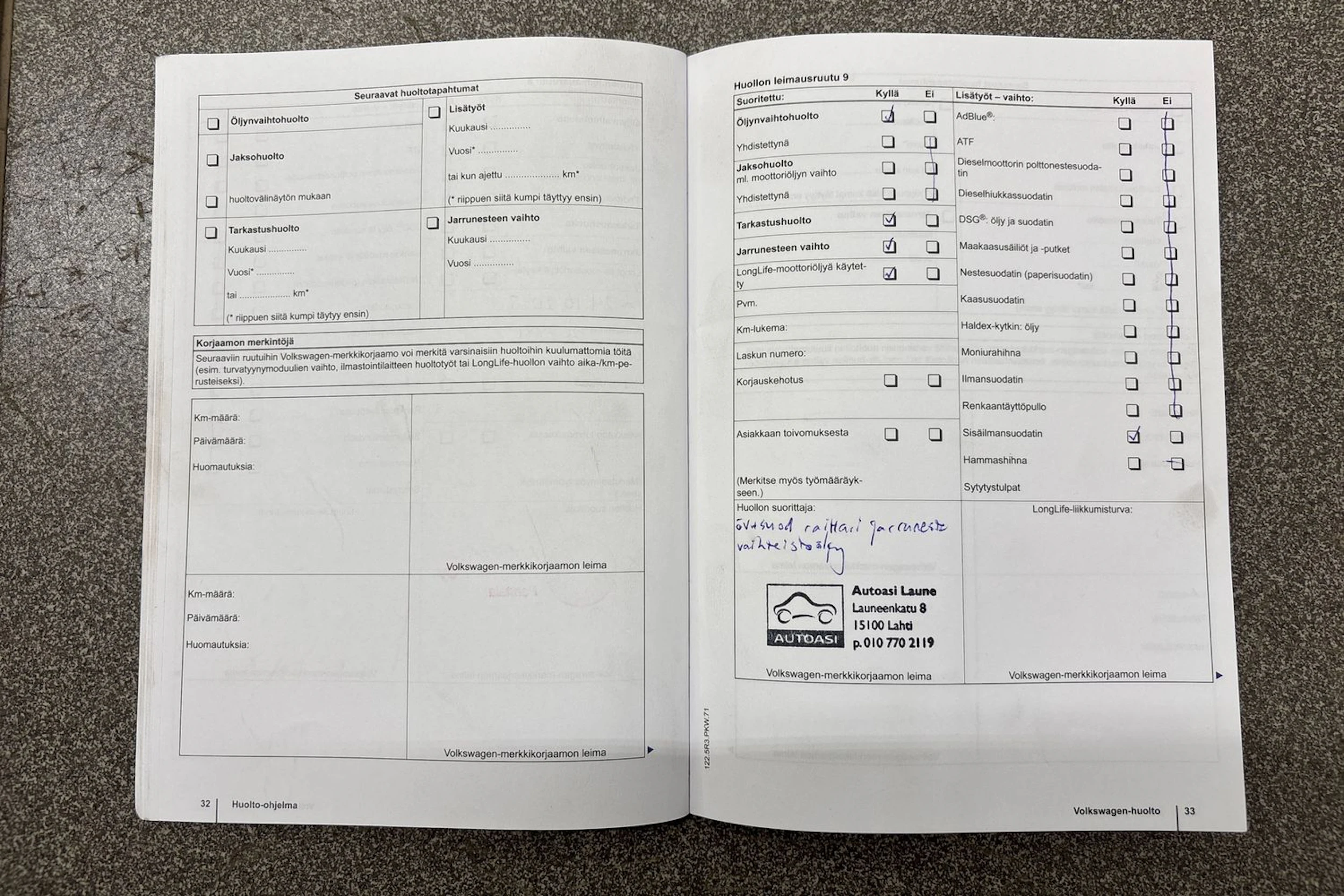 harmaa Volkswagen Touran 2012 kuva 39.