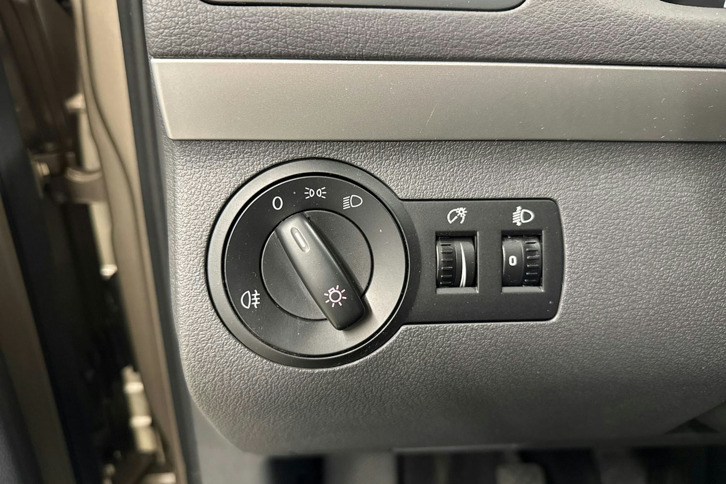 ruskea (beige) Volkswagen Touran 2012 kuva 16.