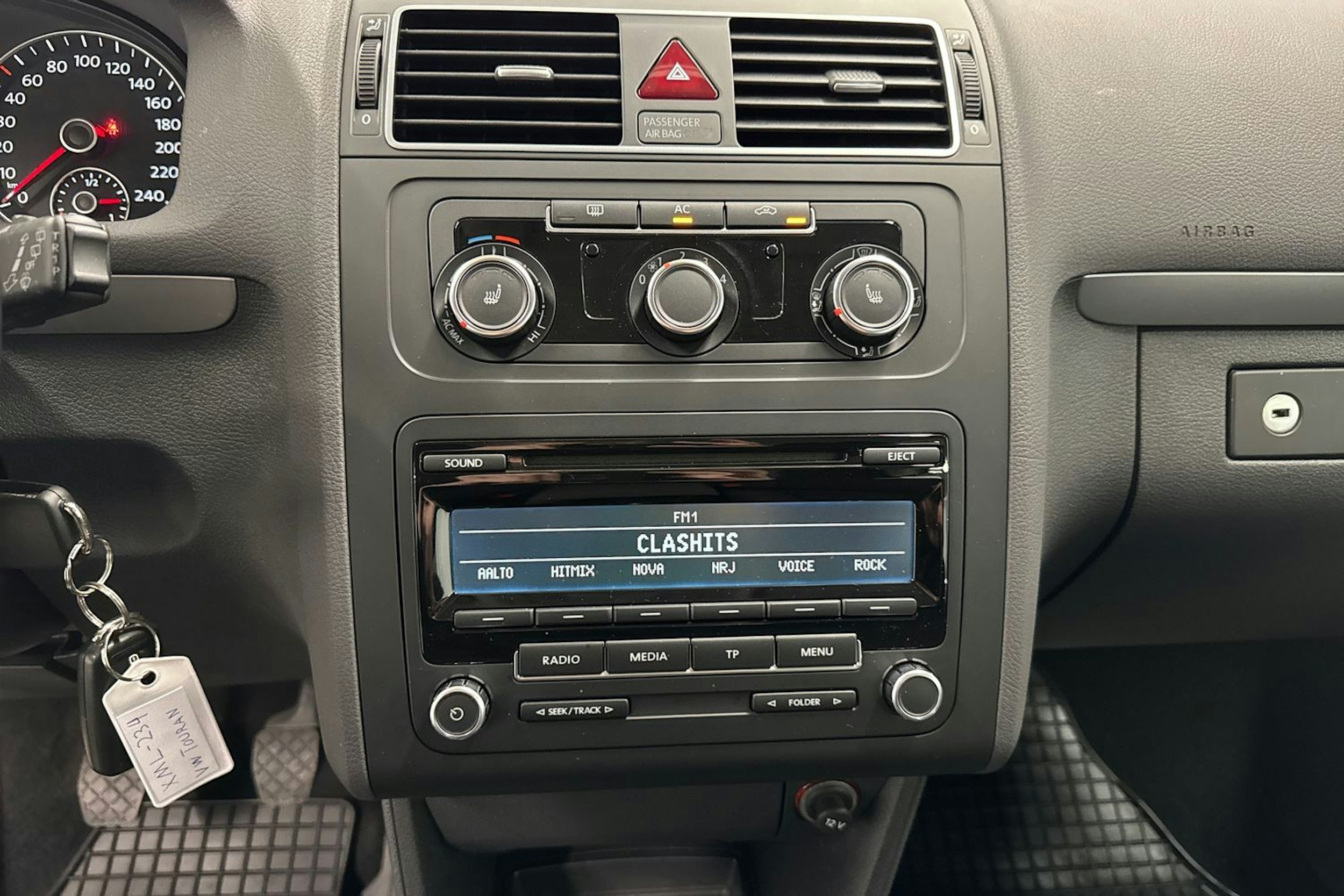 ruskea (beige) Volkswagen Touran 2012 kuva 17.