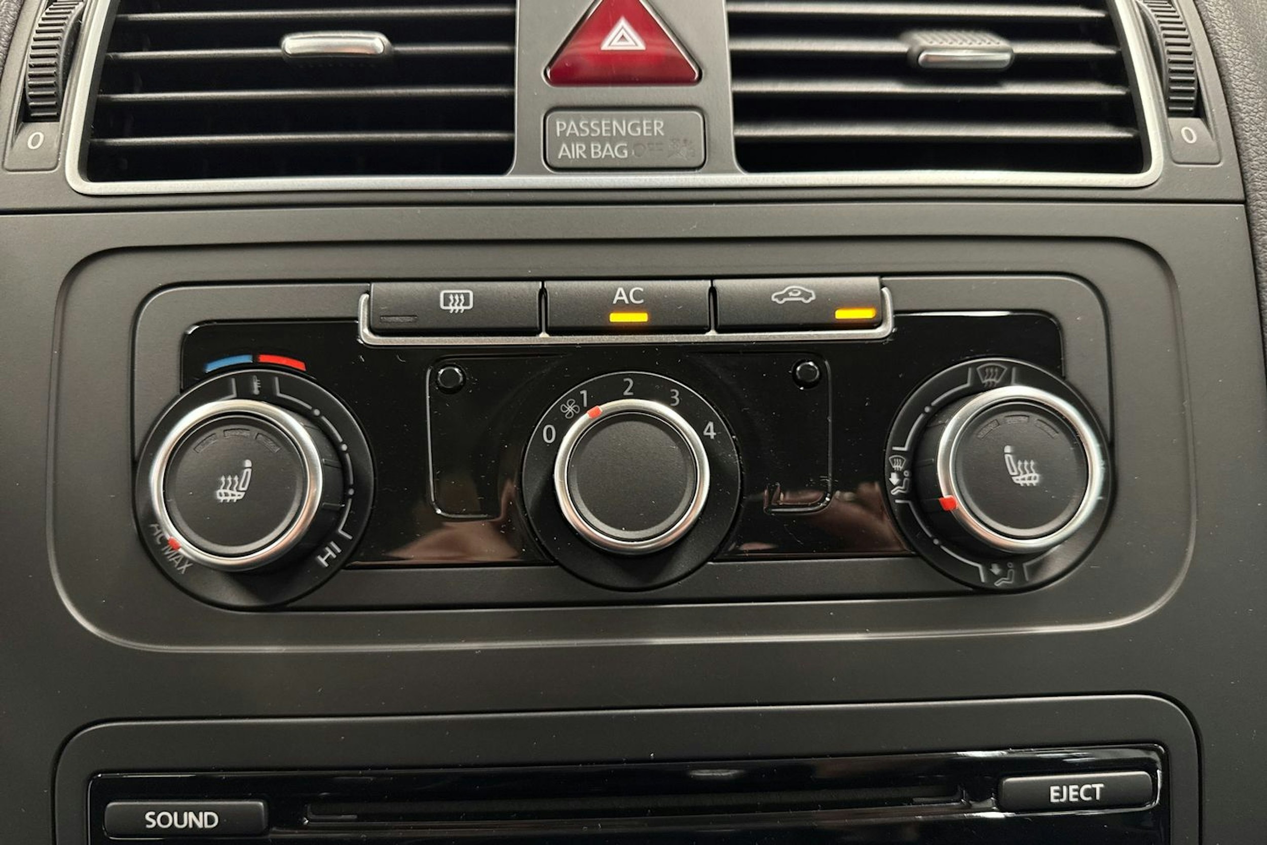 ruskea (beige) Volkswagen Touran 2012 kuva 18.