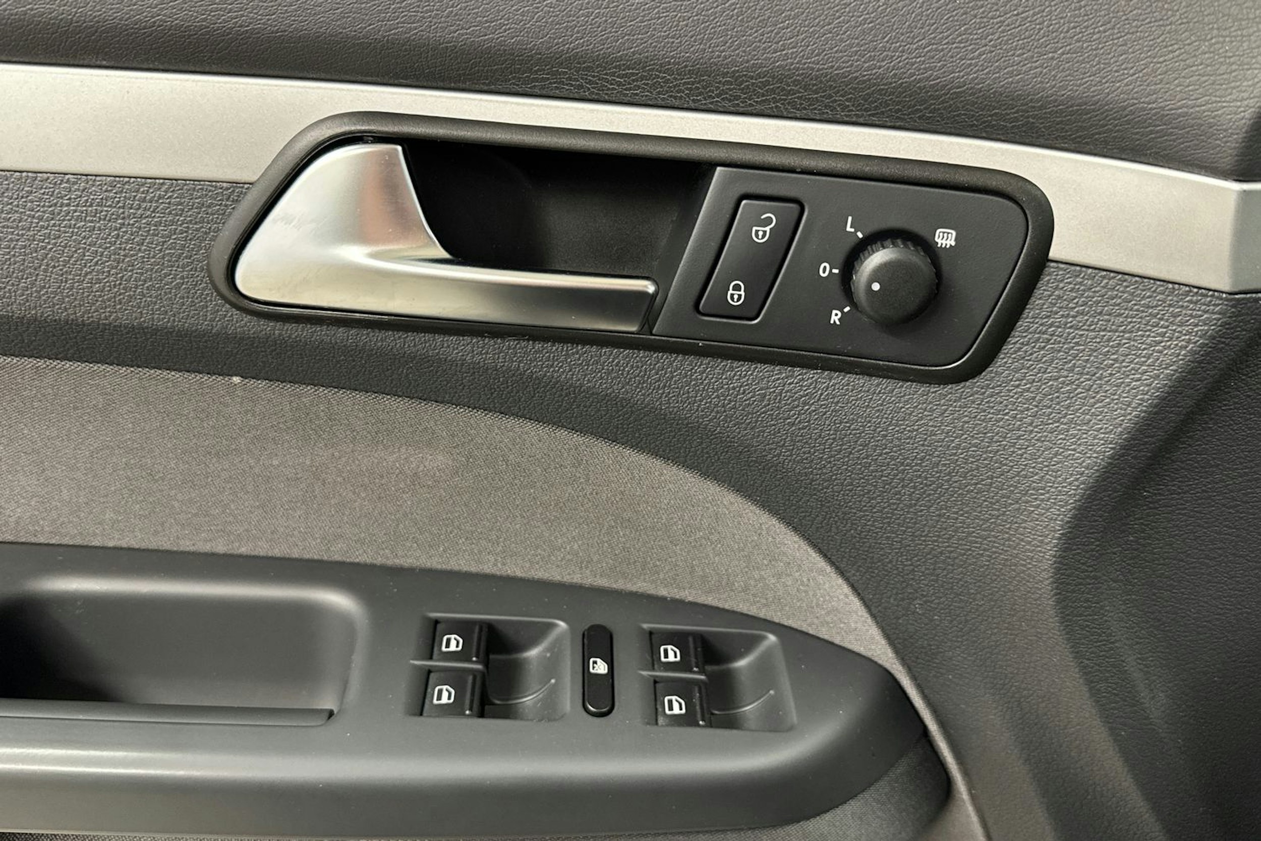 ruskea (beige) Volkswagen Touran 2012 kuva 20.