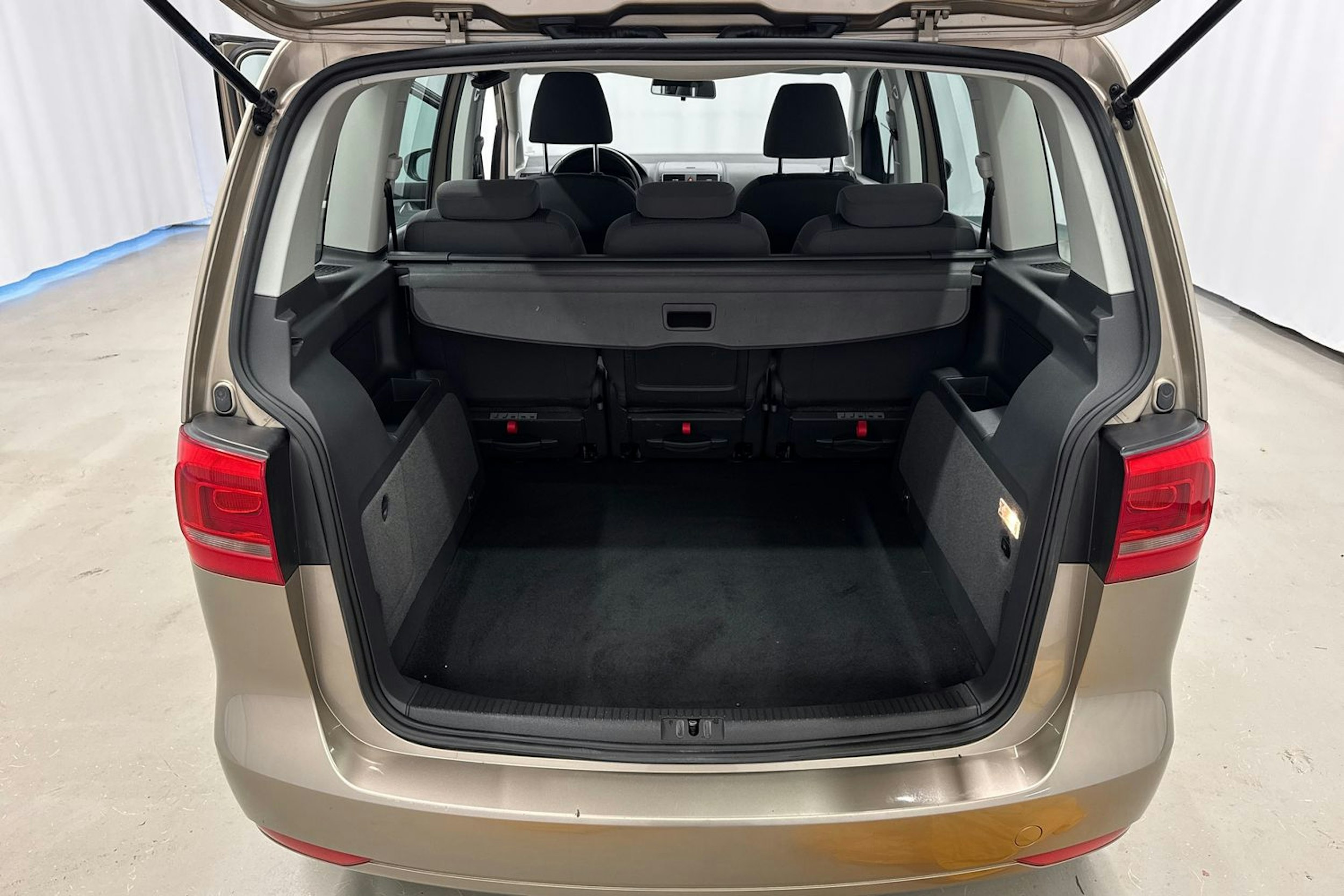 ruskea (beige) Volkswagen Touran 2012 kuva 21.