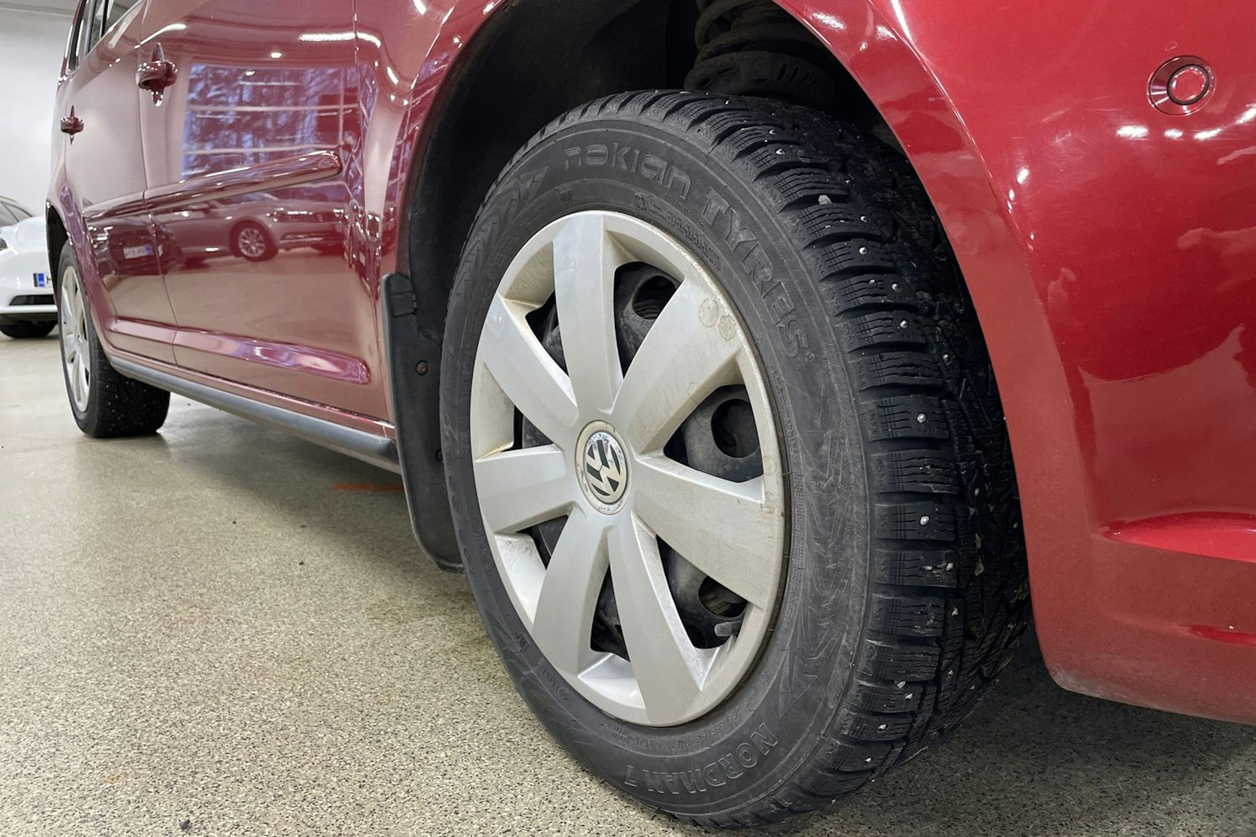 punainen Volkswagen TOURAN 2012 kuva 13.