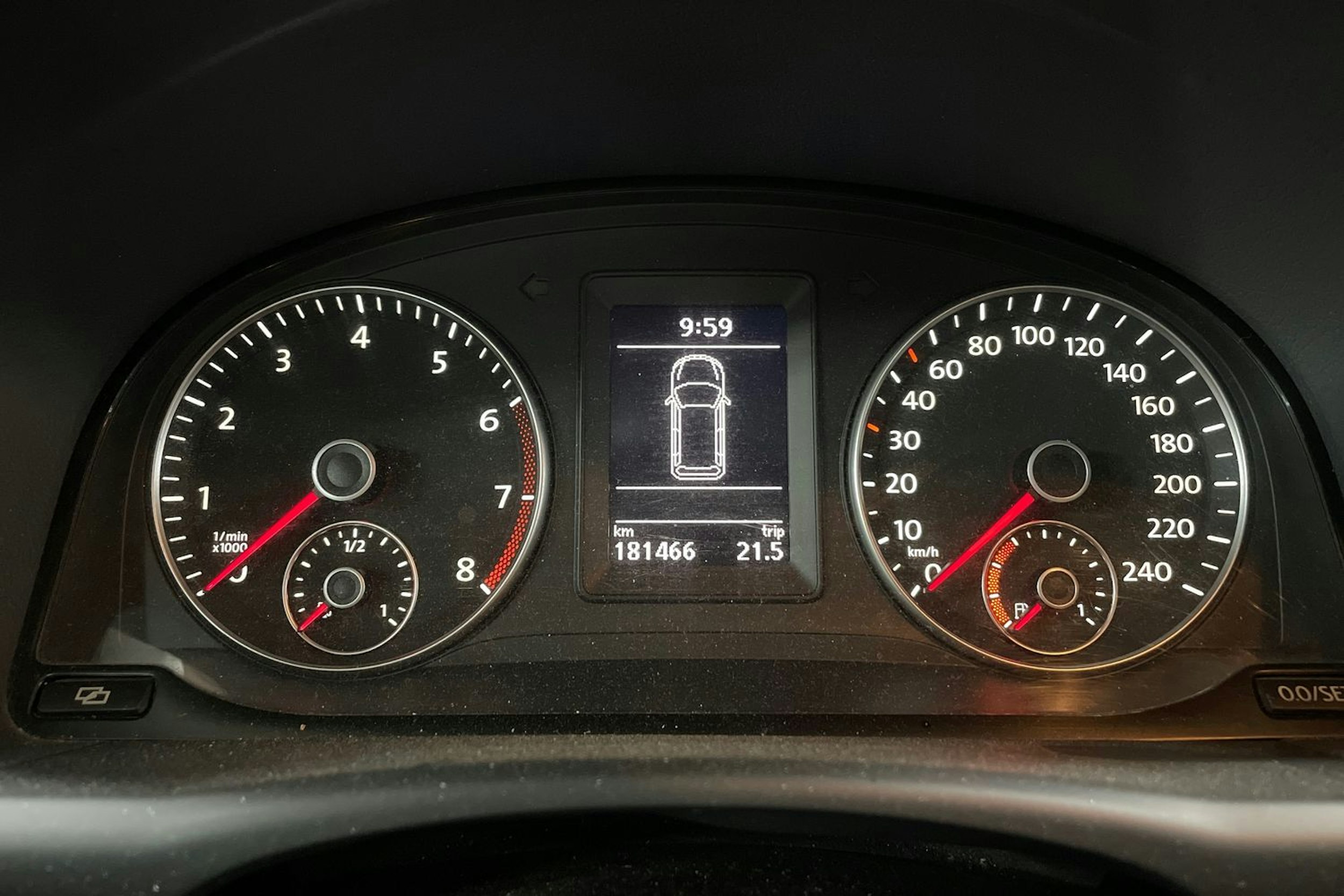 punainen Volkswagen TOURAN 2012 kuva 16.