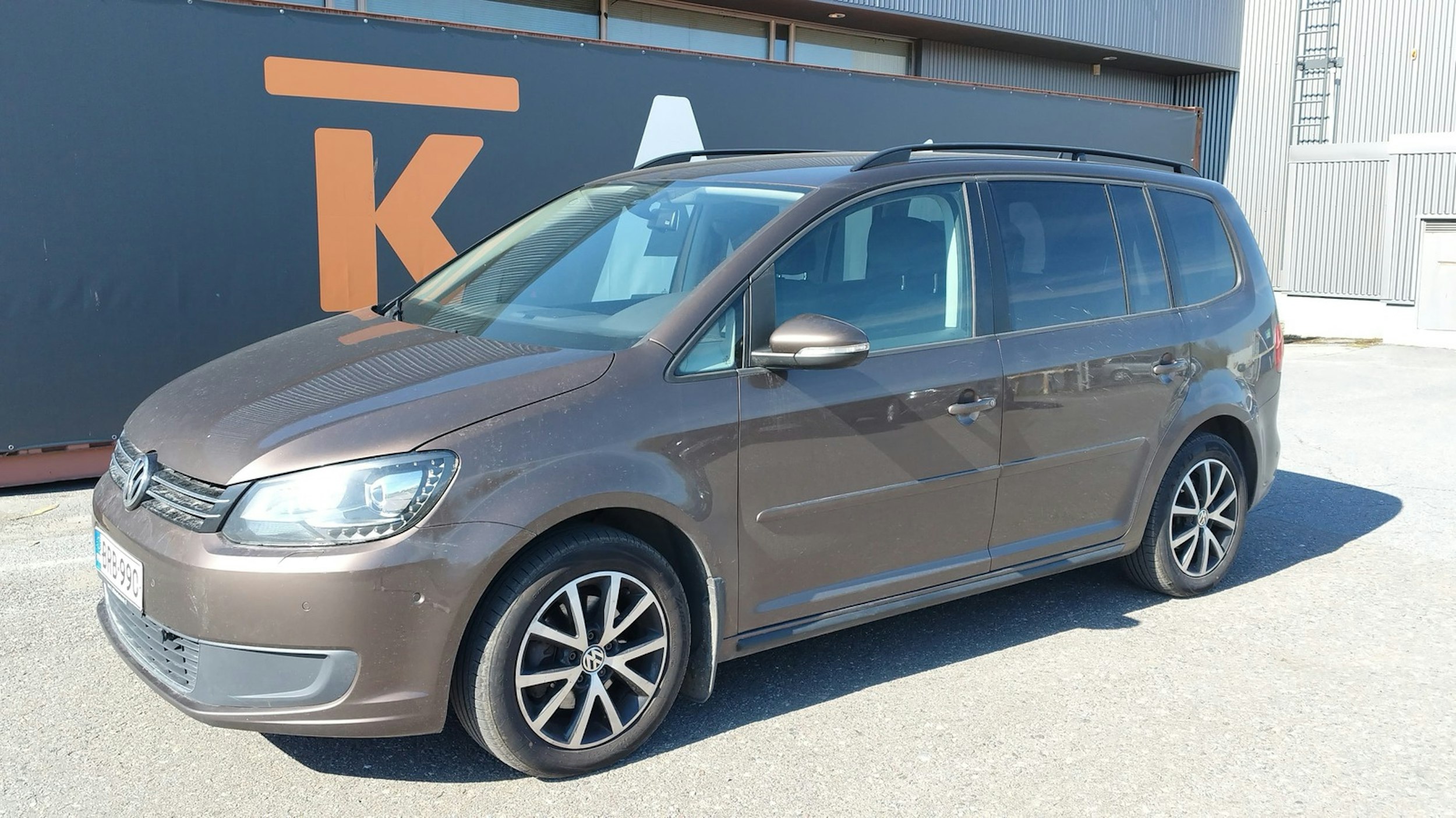 ruskea (beige) Volkswagen Touran 2013 kuva 3.