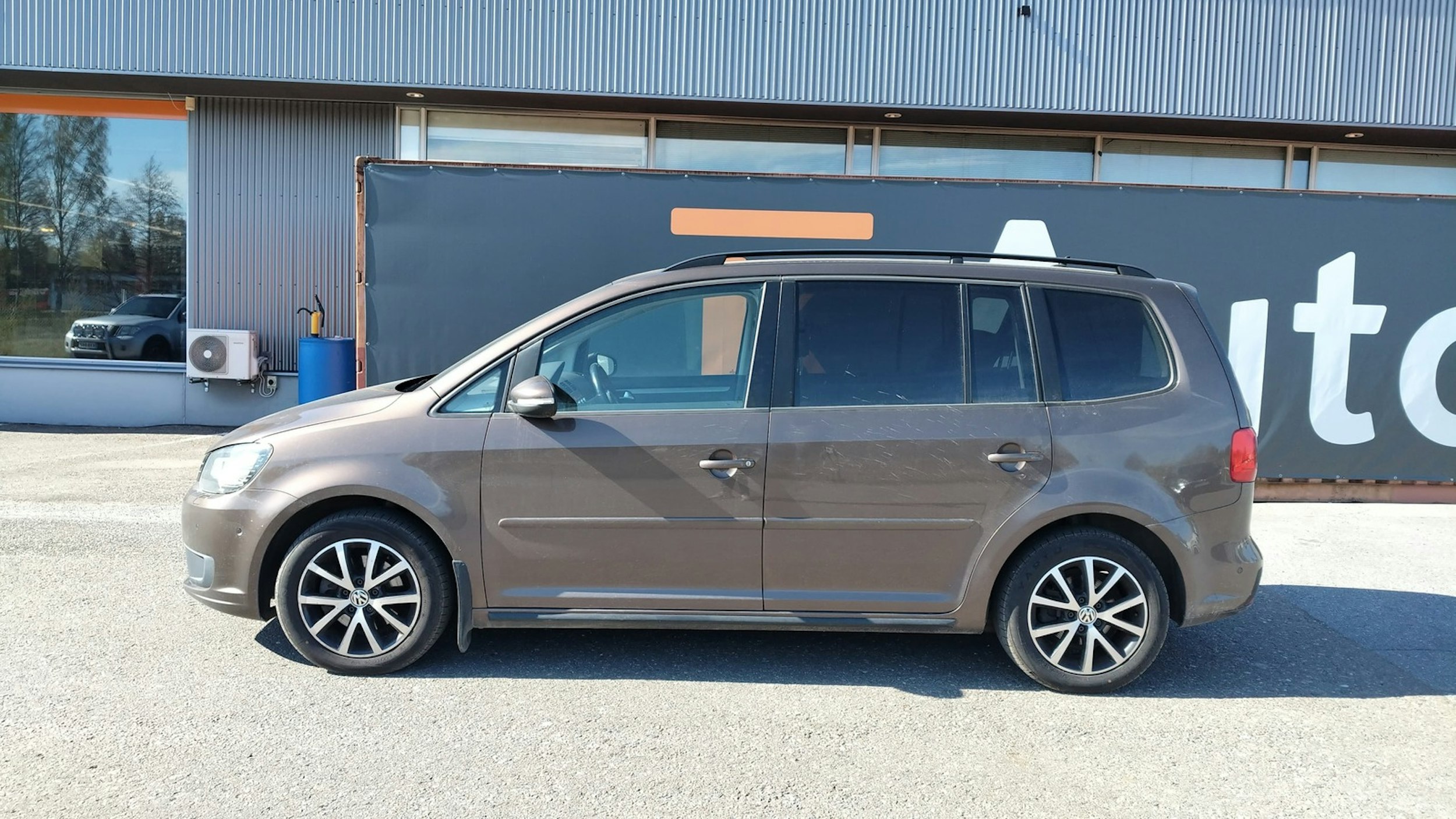 ruskea (beige) Volkswagen Touran 2013 kuva 4.