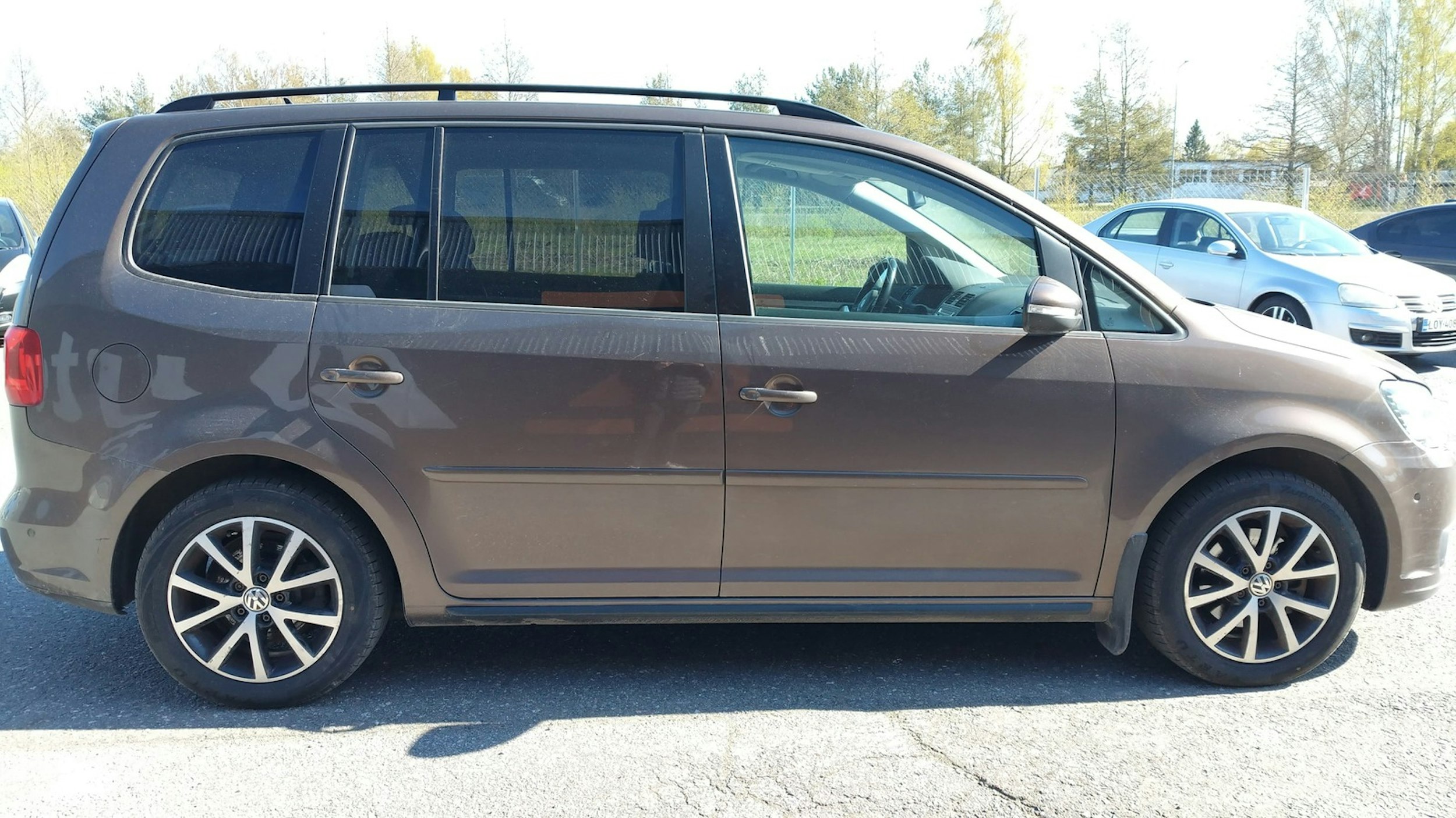 ruskea (beige) Volkswagen Touran 2013 kuva 7.