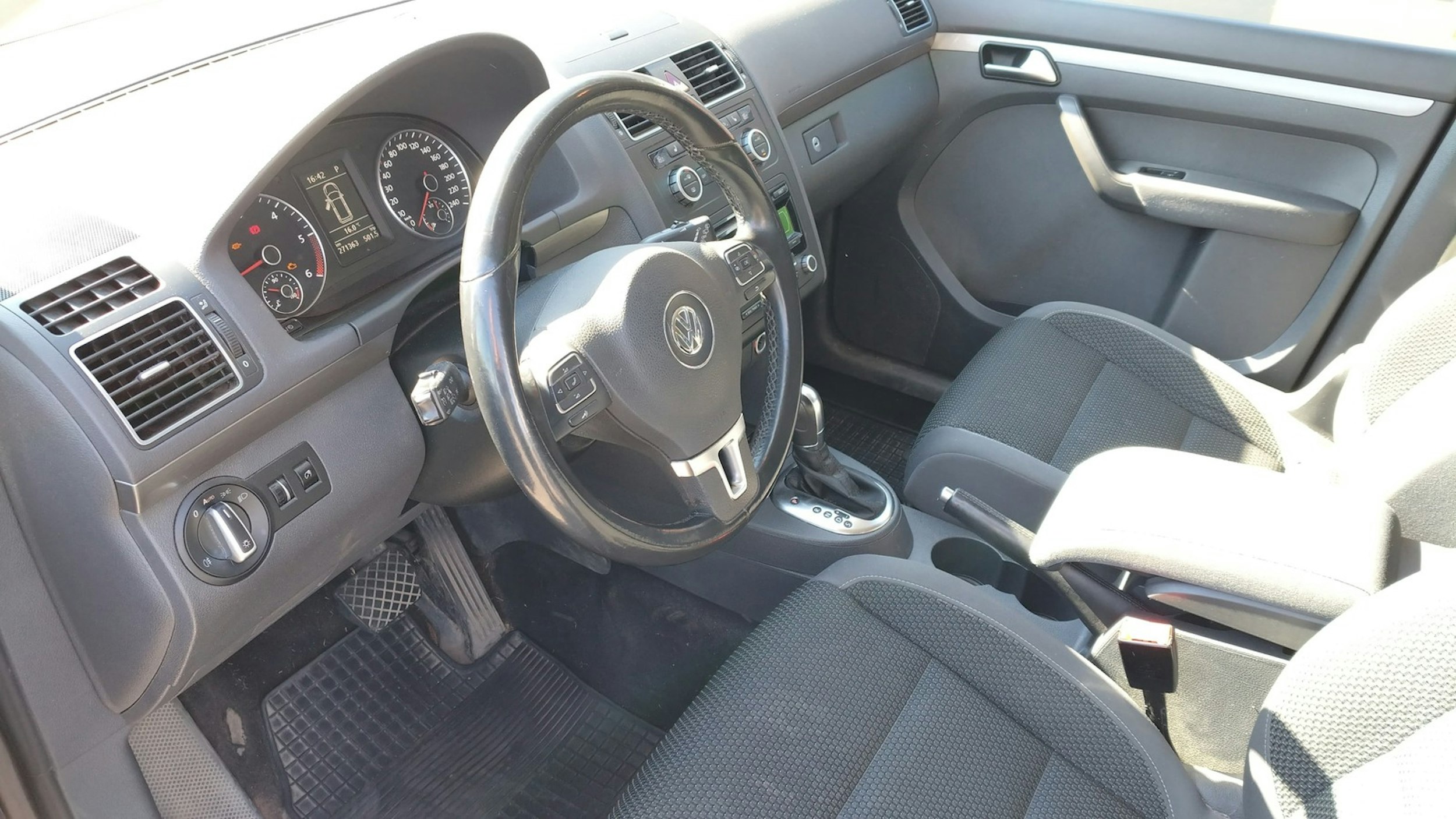 ruskea (beige) Volkswagen Touran 2013 kuva 11.