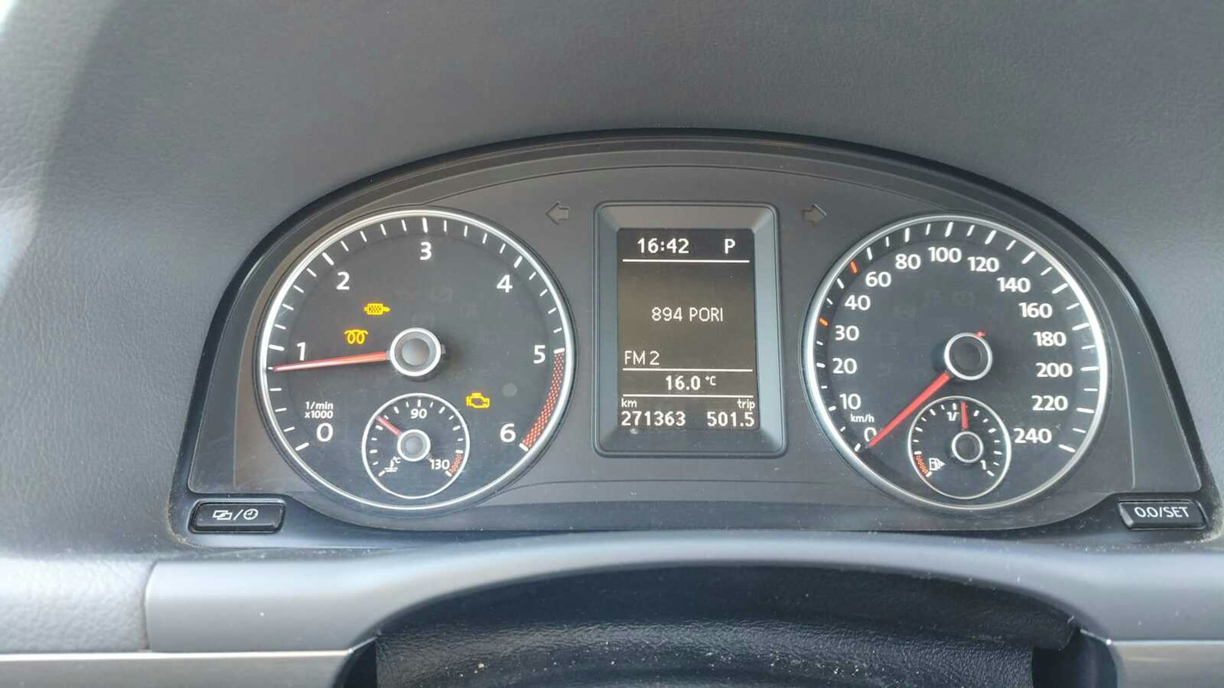 ruskea (beige) Volkswagen Touran 2013 kuva 12.