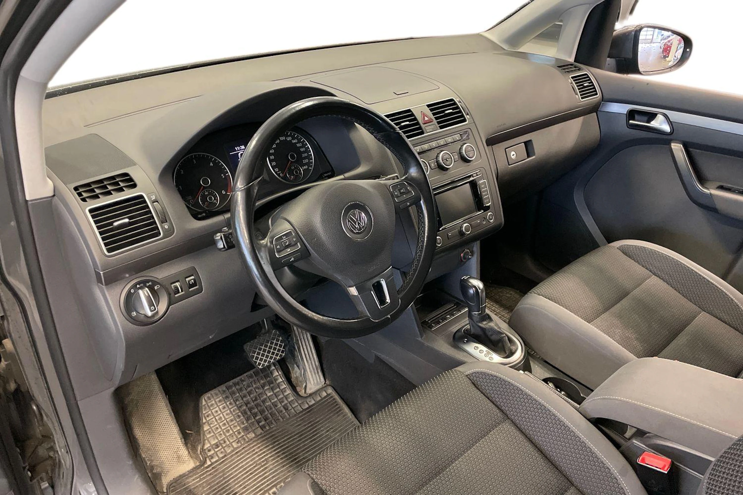 harmaa Volkswagen Touran 2013 kuva 3.