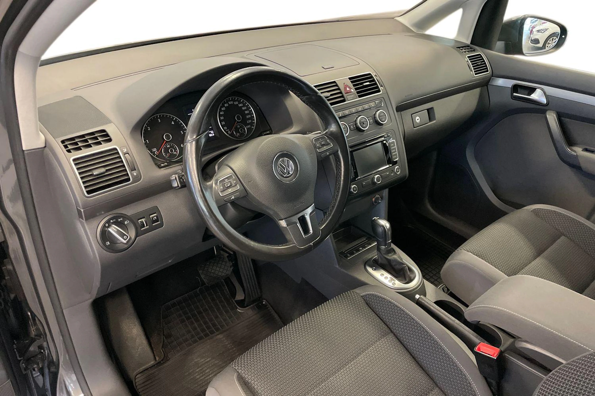harmaa Volkswagen Touran 2013 kuva 6.