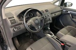 harmaa Volkswagen Touran 2013 kuva 6.