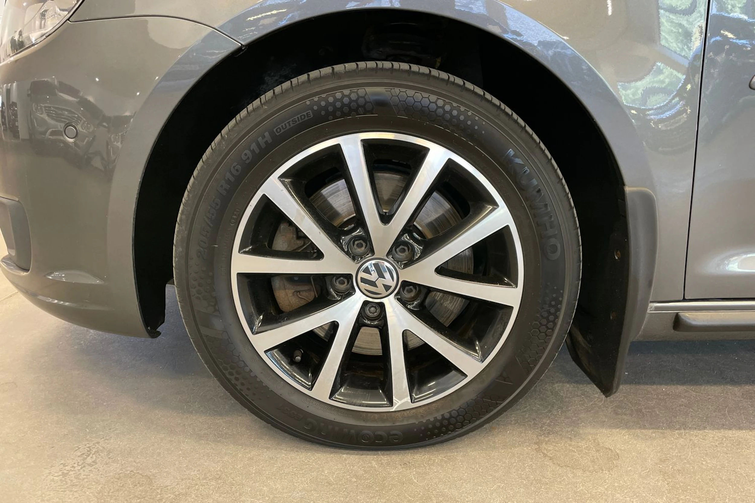 harmaa Volkswagen Touran 2013 kuva 10.