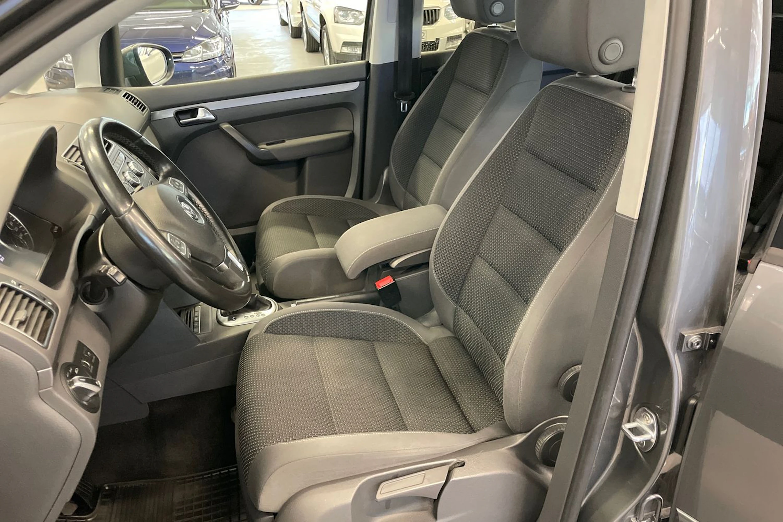 harmaa Volkswagen Touran 2013 kuva 11.