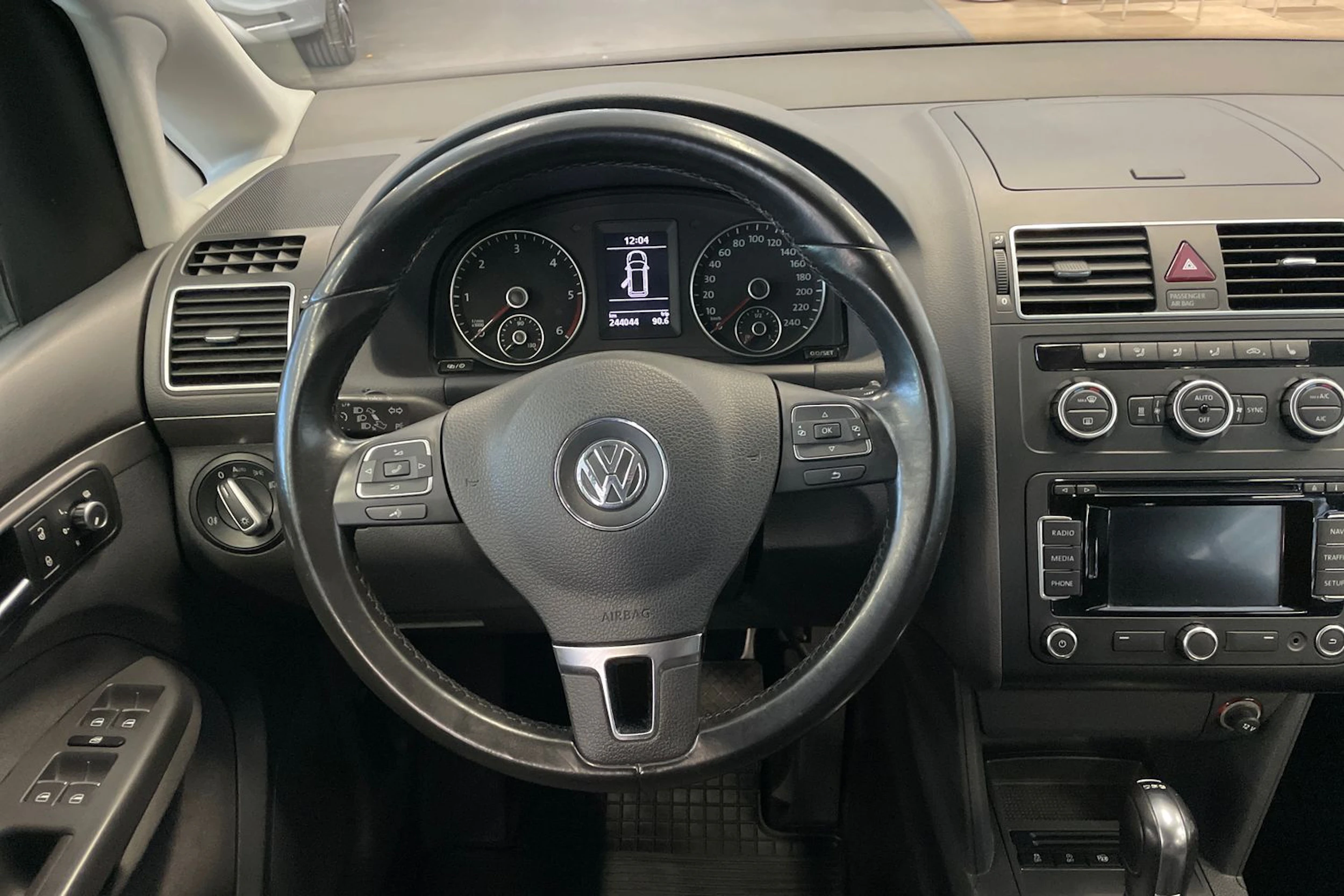 harmaa Volkswagen Touran 2013 kuva 12.