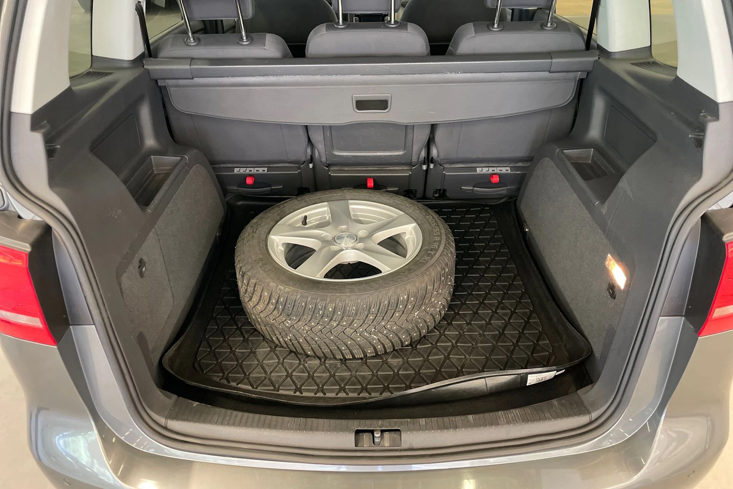 harmaa Volkswagen Touran 2013 kuva 13.