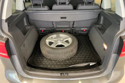 harmaa Volkswagen Touran 2013 kuva 13.
