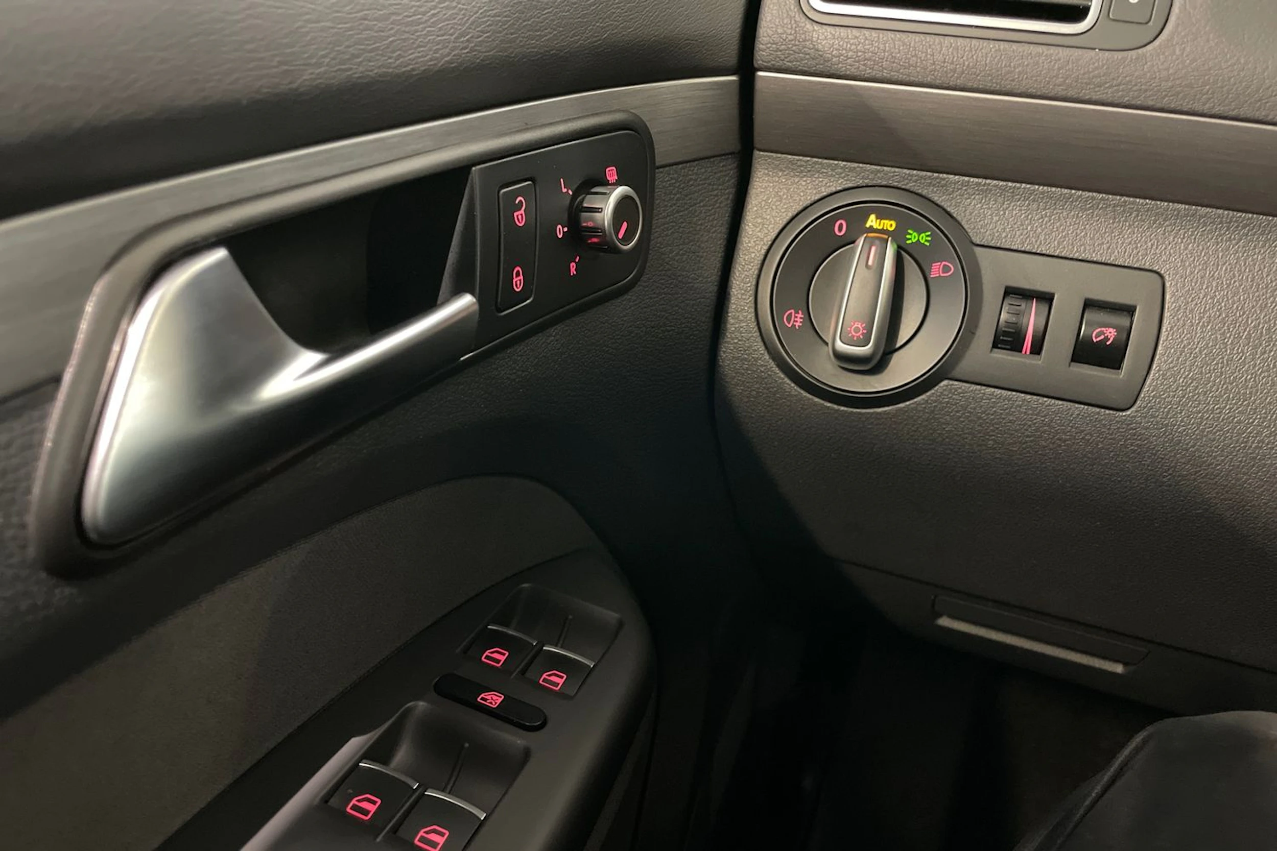 harmaa Volkswagen Touran 2013 kuva 20.
