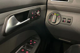 harmaa Volkswagen Touran 2013 kuva 20.