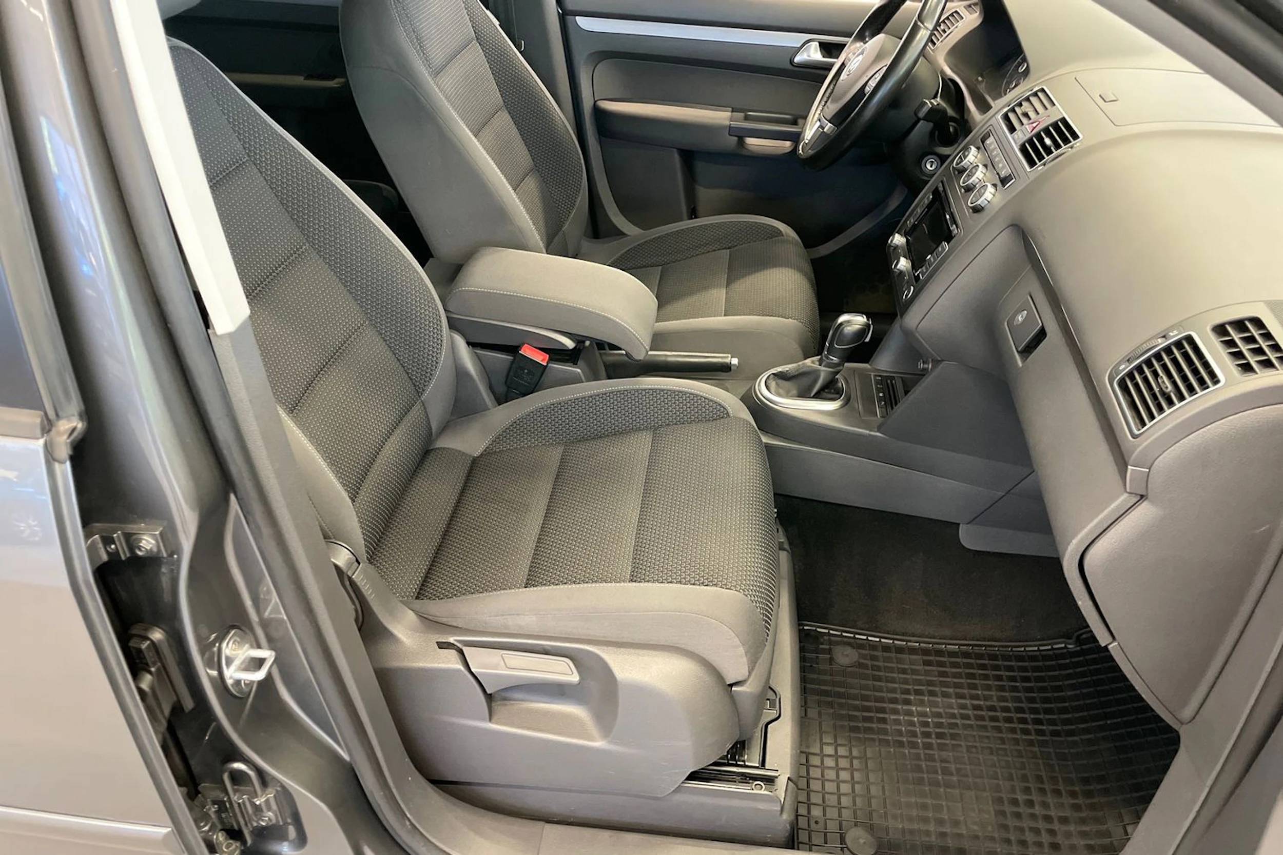 harmaa Volkswagen Touran 2013 kuva 23.