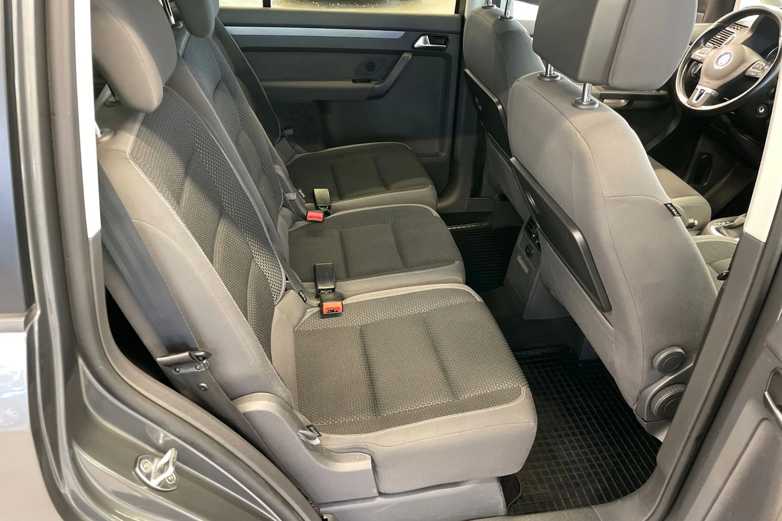 harmaa Volkswagen Touran 2013 kuva 24.
