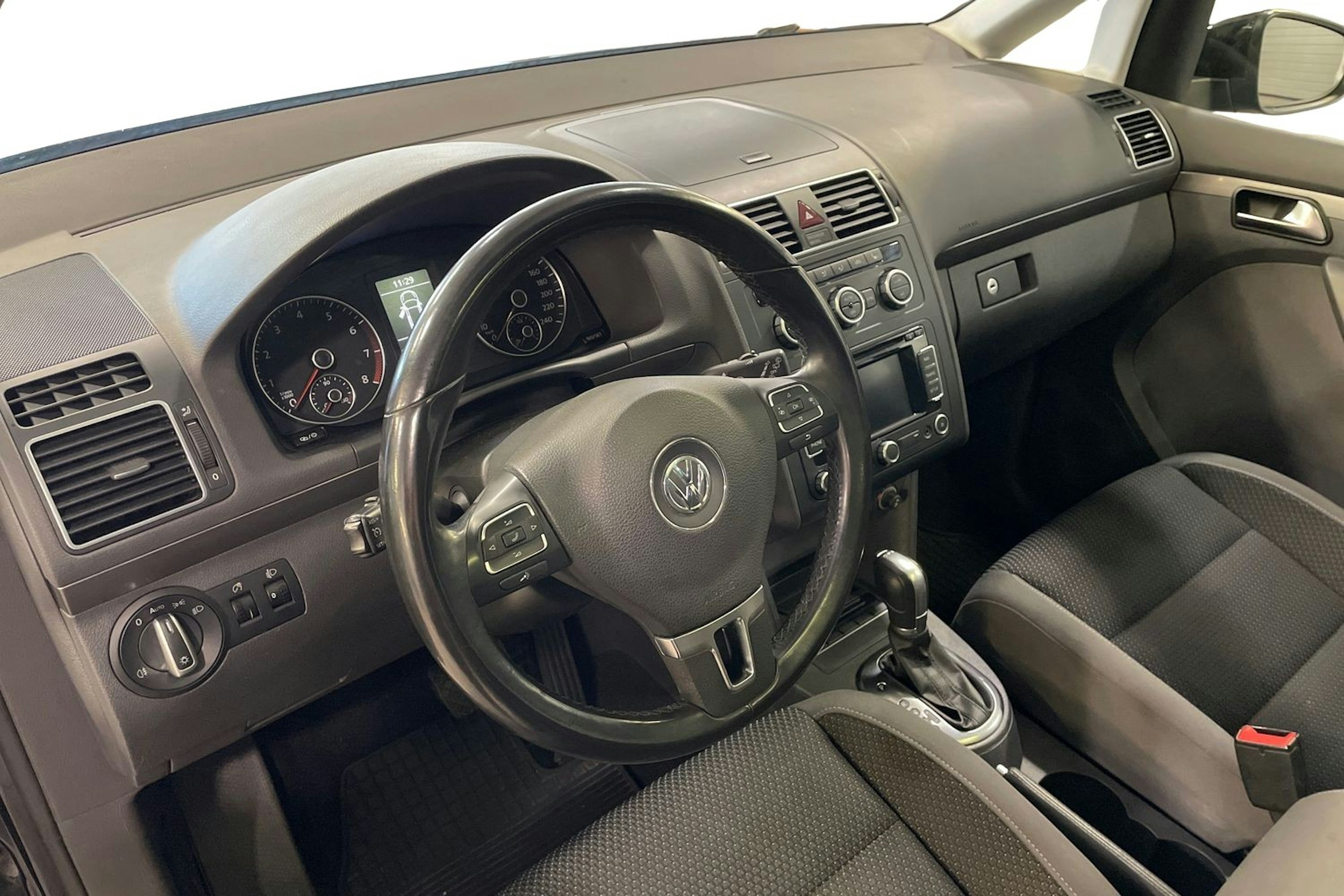 met. musta Volkswagen Touran 2013 kuva 7.