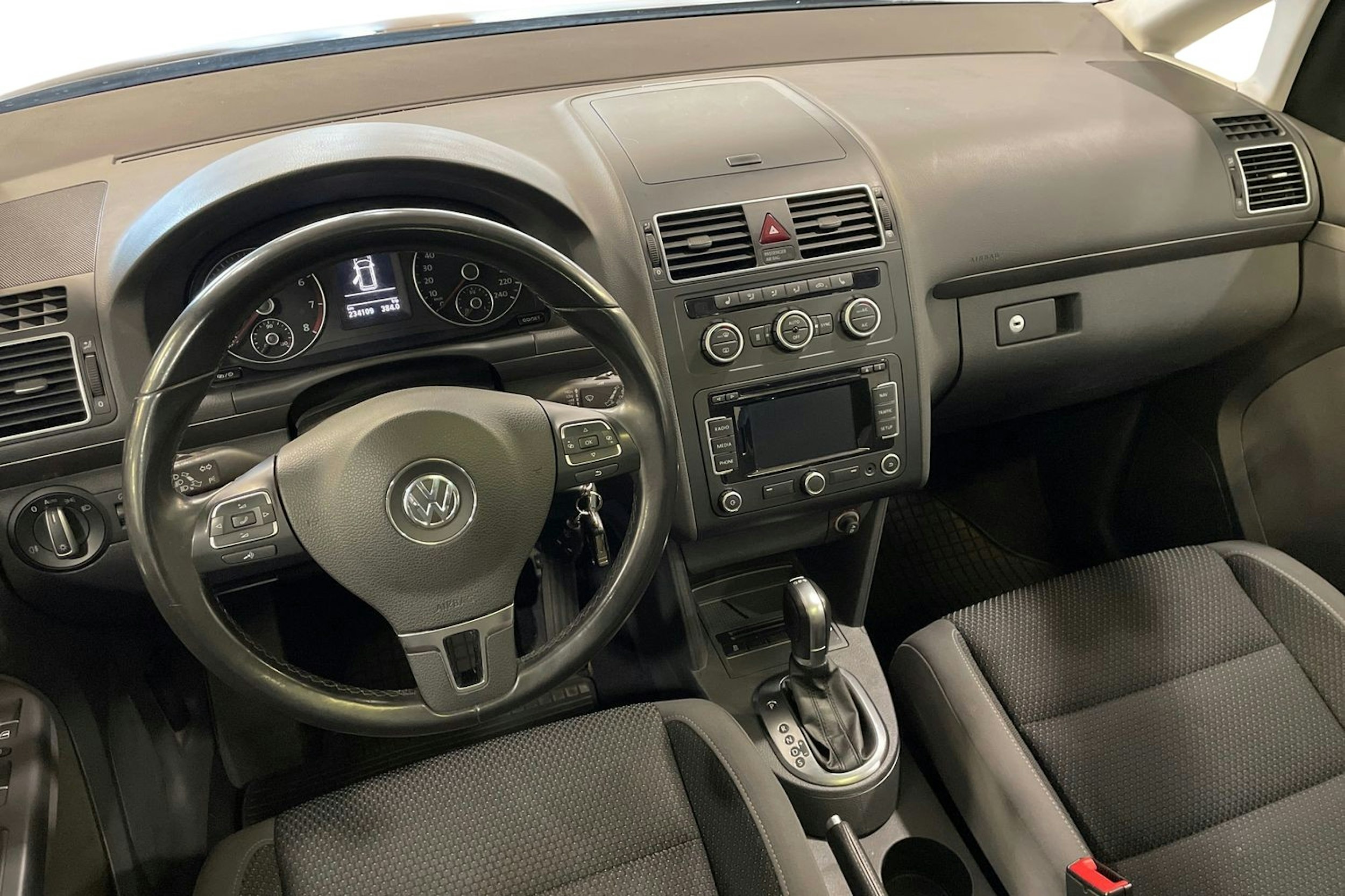 met. musta Volkswagen Touran 2013 kuva 9.