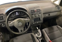met. musta Volkswagen Touran 2013 kuva 9.