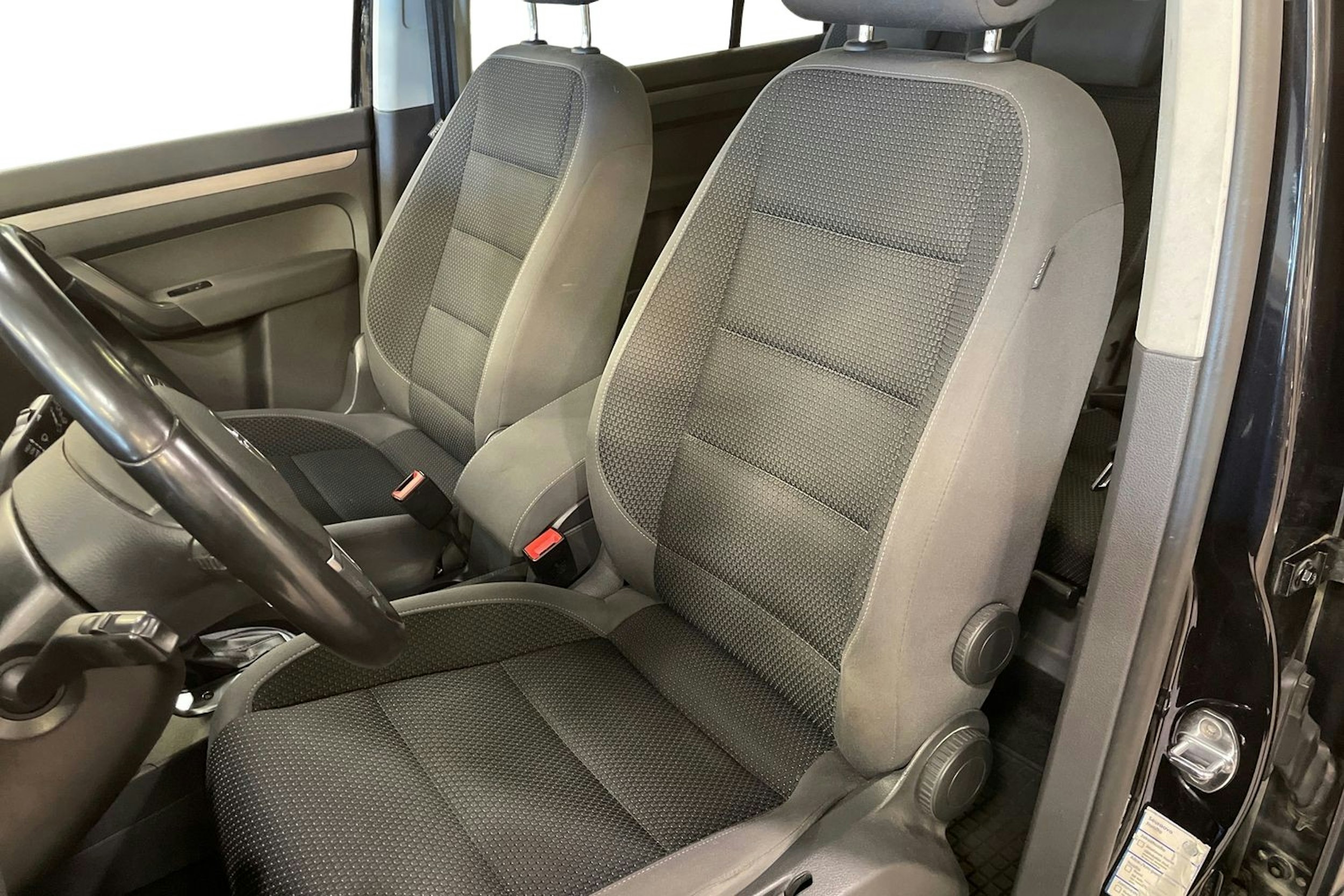 met. musta Volkswagen Touran 2013 kuva 10.