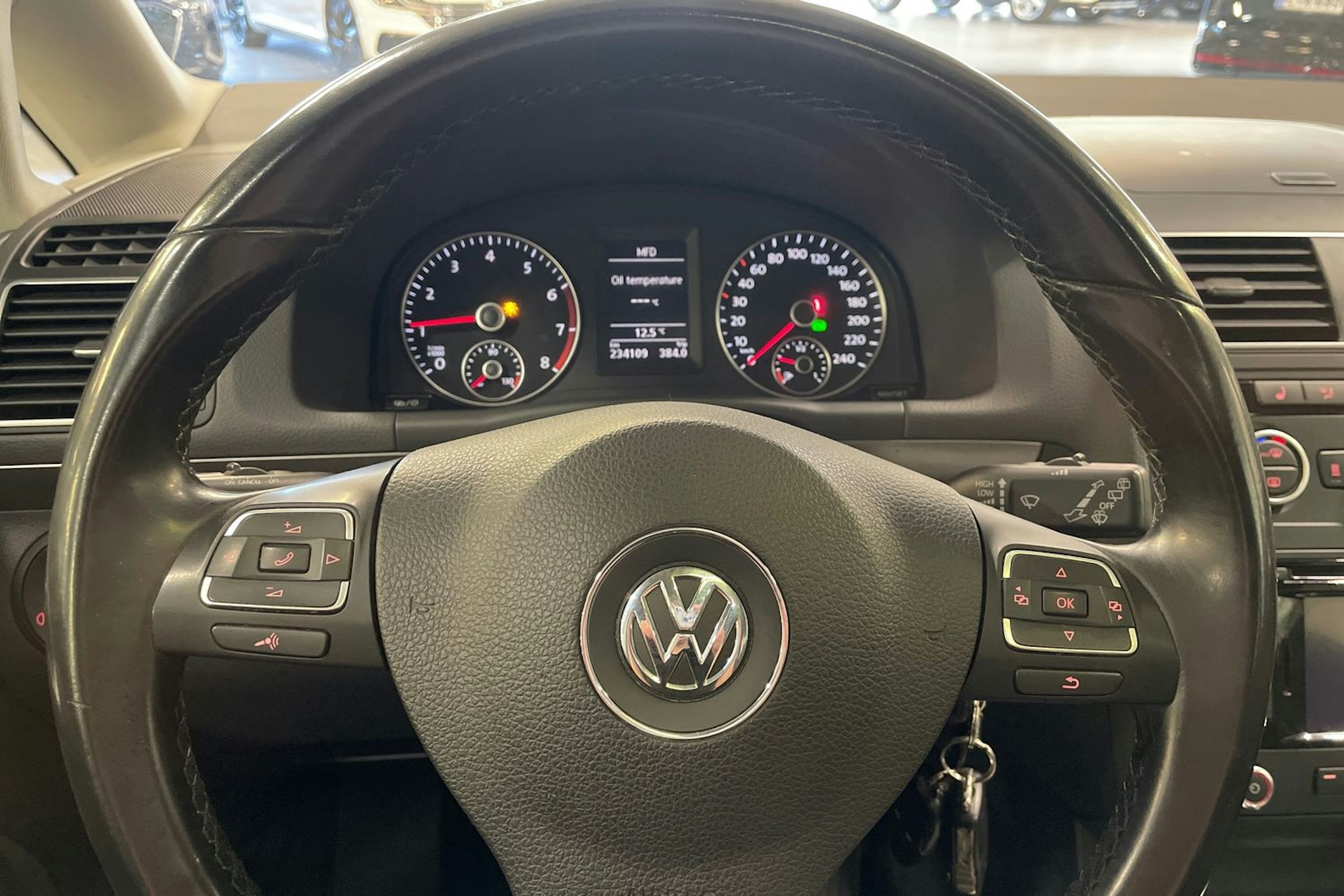 met. musta Volkswagen Touran 2013 kuva 14.