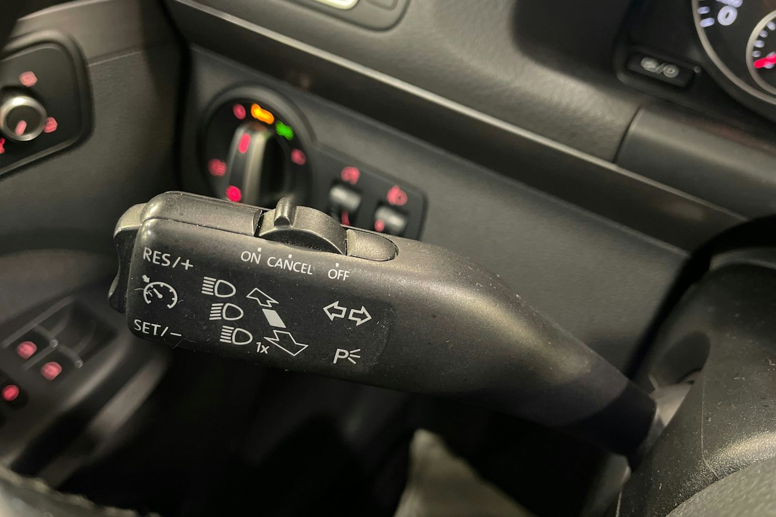 met. musta Volkswagen Touran 2013 kuva 16.