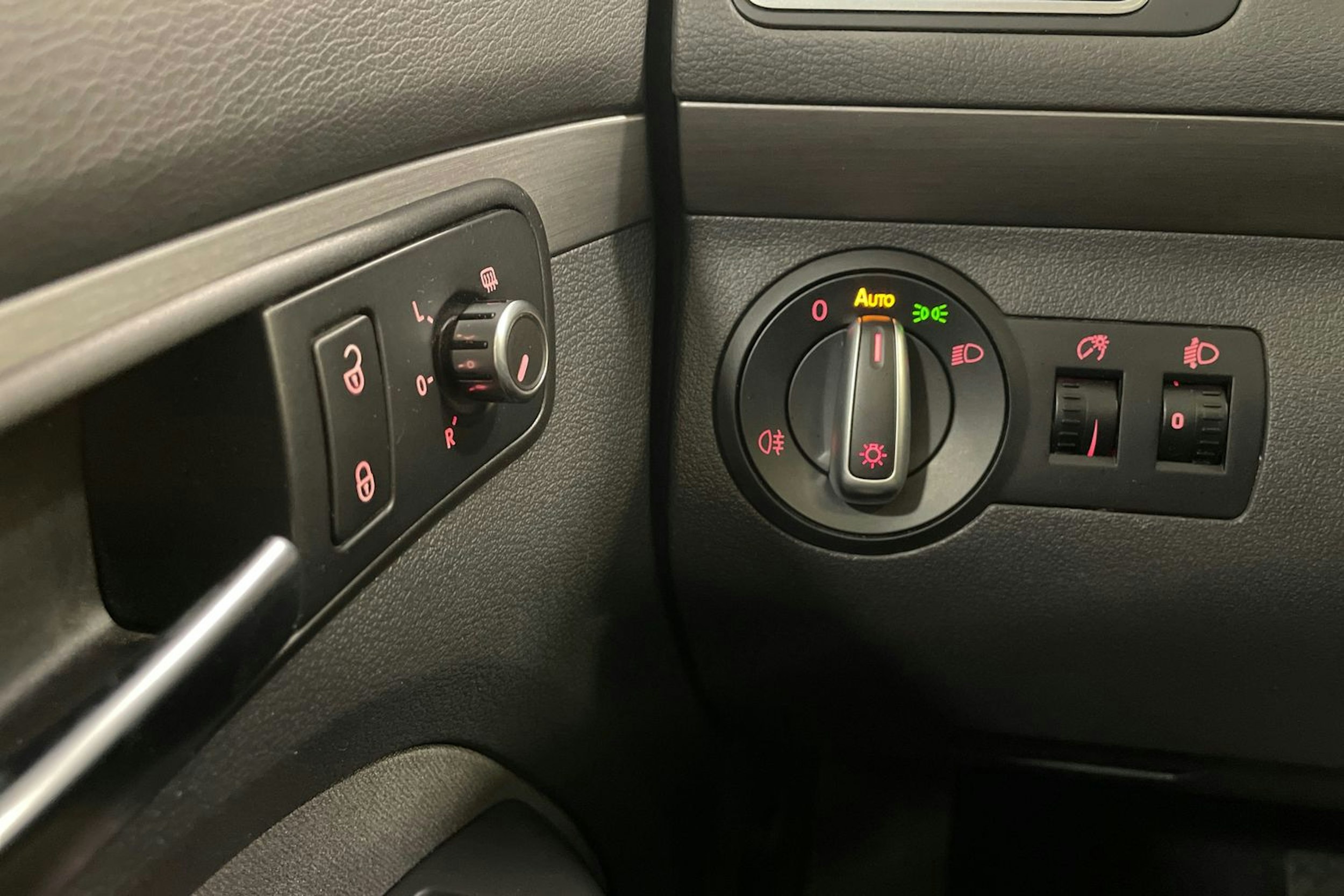 met. musta Volkswagen Touran 2013 kuva 18.